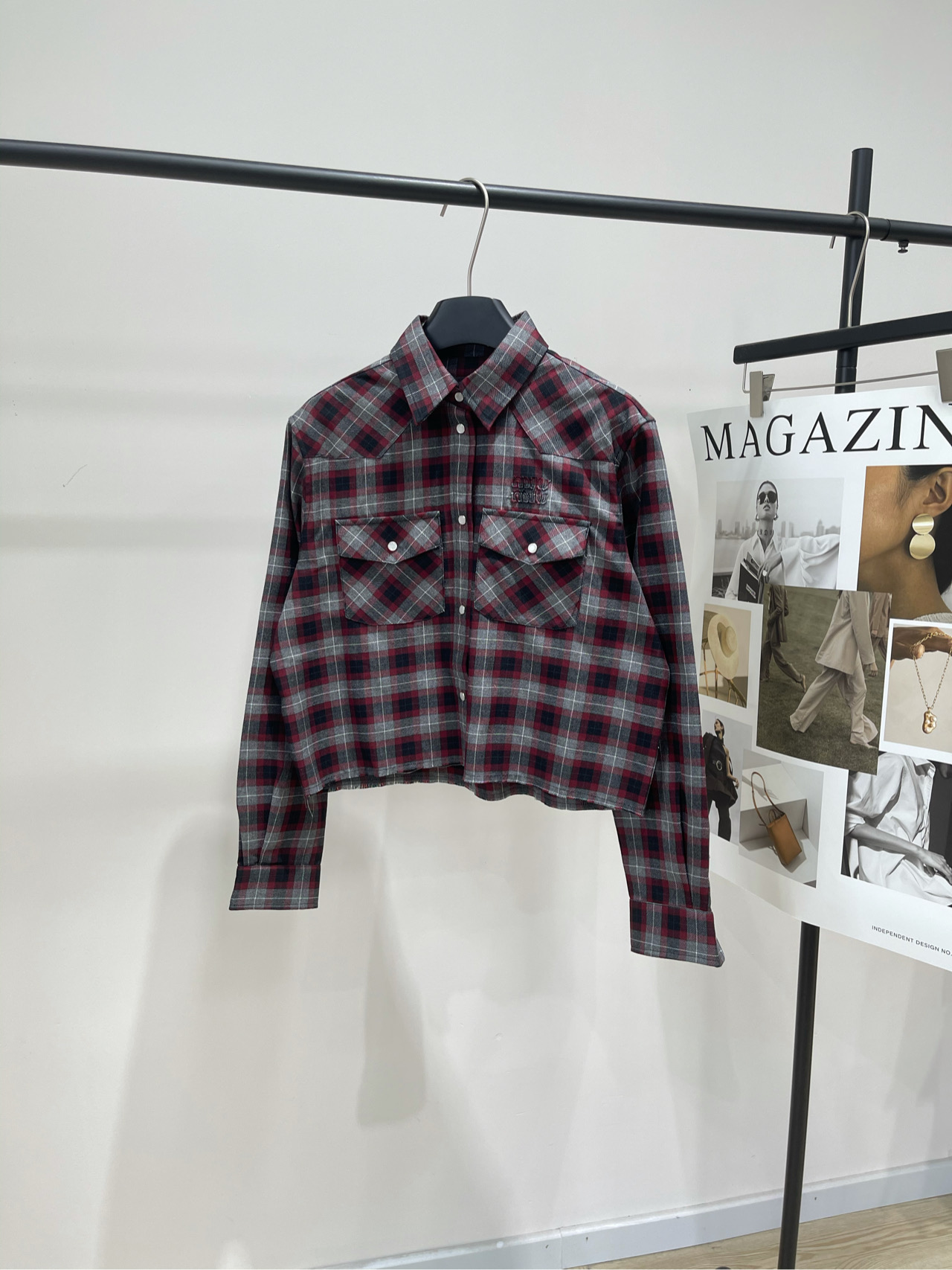 NO:570371,[M red and black plaid double pocket raw edge shirt], fabric cotton wool blended fabric, color red and black plaid, Miu red and black plaid shirt, classic plaid + high count and high density combed yarn, the fabric is crisp and soft, super comfortable to wear!  The yarn-dyed weaving process makes the front and back colors consistent. The plaid pattern is clear and neat, and the details are perfect. The short design optimizes body proportions. It is great to wear layered or alone, and is very suitable for spring and autumn. The red and black plaid is Miu’s signature element. Fashion bloggers are picking it up. It is practical and has a sense of design. It can be easily used for daily commuting or leisure!  Flat size S shoulder width 43, bust 108, length 53, sleeve length 60 M shoulder width 44, chest 112, length 54, sleeve length 61 L shoulder width 45, chest 116, length 55, sleeve length 62 Manual measurement will have an error of 2~3cm, which is within the normal range,,miumiu,shirts,alexander wang19860909【M红黑格子双口袋毛边衬衫】 ,面料棉羊毛混纺面料 颜色红黑格纹 Miu红黑格纹衬衫 经典格纹+高支高密精梳纱 面料挺括又柔软,穿着超舒适！ 色织工艺让正反面色泽一致 格纹清晰利落,细节满分 短款设计优化身材比例 叠穿或单穿都很出彩,春秋季节超适合 红黑格纹是Miu标志性元素 时尚博主都在pick,实用又有设计感 日常通勤或休闲都能轻松驾驭！ 平铺尺码 S肩宽43,胸围108,衣长53,袖长60 M肩宽44,胸围112,衣长54,袖长61 L肩宽45,胸围116,衣长55,袖长62 手工测量会有2~3cm误差属于正常范围,,miumiu,shirts,alexander wang,Women's clothing