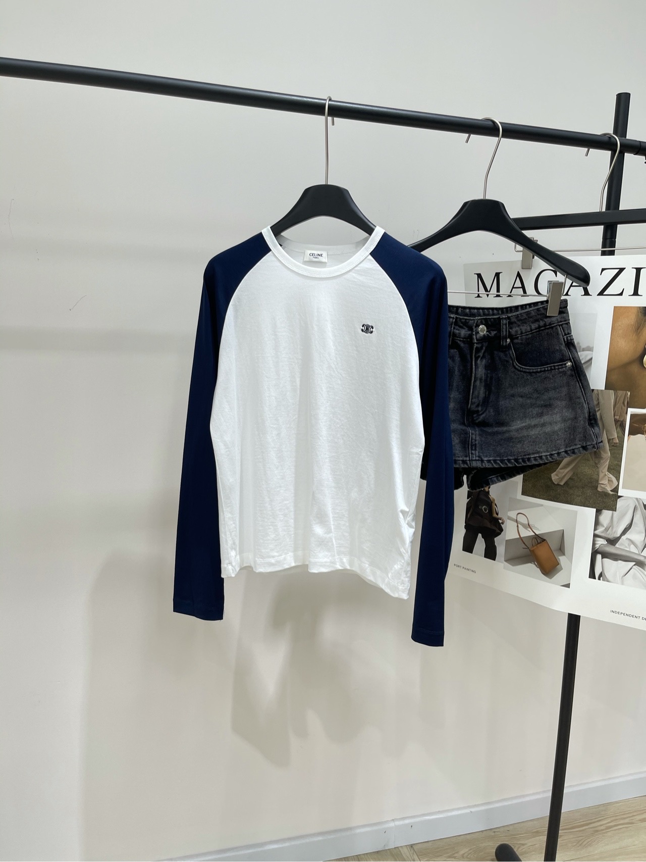 NO:575895,[CE blue and white color-blocked Arc de Triomphe Raglan long-sleeved T-shirt], the fabric is pure cotton, the color is blue and white. CELINE's contrasting raglan long-sleeved T-shirt. The white + dark blue color scheme is super vibrant. The cotton knitted fabric is soft and comfortable, and it is stress-free for daily wear. The raglan sleeve design gives a full sense of layering. It goes well with high-waisted pants or denim skirts. It can easily create a sweet cool or casual style. The CELINE logo on the chest is low-key and recognizable. Simple and versatile, a must-have in spring and summer!  It is recommended to wear thick-soled shoes or boots, and the sense of proportion will be directly stretched. Flat size S Raglan sleeves, chest circumference 96, dress length 57, shoulder sleeve length 74 M Raglan sleeves, chest circumference 100, dress length 58, shoulder sleeve length 75 L Raglan sleeves, chest circumference 104, dress length 59, shoulder sleeve length 76 There will be an error of 2~3cm in manual measurement, which is within the normal range, celine, boots, skirts, tees, t-shirt, alexander  wang19860909【ce蓝白拼色凯旋门插肩长袖T】 ,面料全棉 颜色蓝白拼色 CELINE这款插肩撞色长袖T恤 白+深蓝配色超有活力 棉质针织面料柔软舒适,日常穿搭无压力 插肩袖设计让层次感满满 搭配高腰裤或牛仔裙都很出彩 轻松打造甜酷风or休闲风 胸前CELINE标志低调又有辨识度 简约百搭,春夏季节必备！ 建议配厚底鞋或靴子,比例感直接拉满 平铺尺码 S插肩袖,胸围96,衣长57,肩袖长74 M插肩袖,胸围100,衣长58,肩袖长75 L插肩袖,胸围104,衣长59,肩袖长76 手工测量会有2~3cm误差属于正常范围,,celine,boots,skirts,tees，t-shirt,alexander wang,Women's clothing