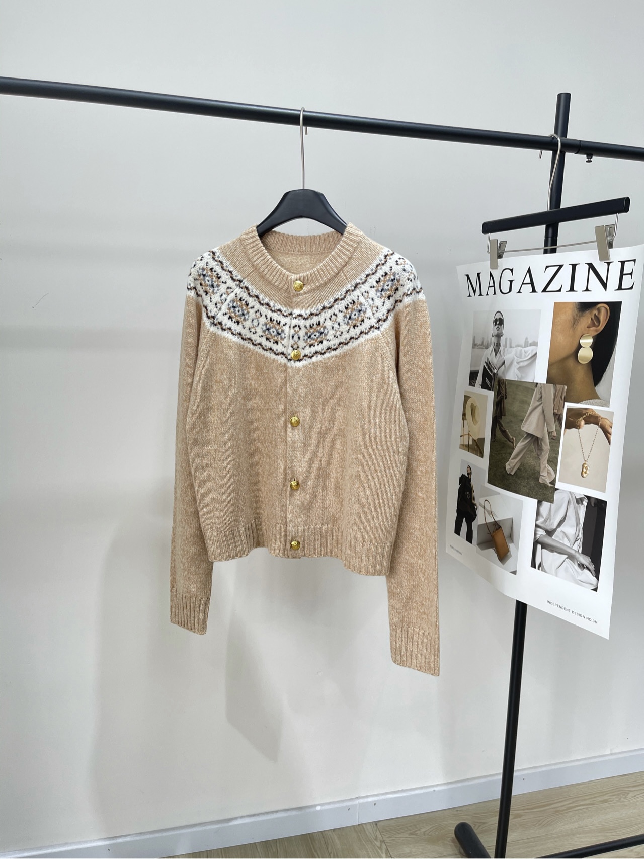 NO:575901,[ce oatmeal color snowflake gold button round neck cardigan], fabric wool color oatmeal color CELINE oatmeal color knitted cardigan, soft material + exquisite hollow pattern, full of French retro feel!  Metal buttons are embellished, and the details are extra points. The round neck and long sleeve design are very versatile for autumn and winter. It has a gentle atmosphere when paired with skirts or trousers~ It can be easily used for daily commuting and leisure. It is a must-have and practical item for autumn and winter wardrobes!  Flat size S raglan sleeves, bust 100, length 55, shoulder sleeve length 80 M Raglan sleeves, chest 104, length 56, shoulder sleeve length 81 L Raglan sleeves, chest 108, length 57, shoulder sleeve length 82 There will be an error of 2~3cm in manual measurement, which is within the normal range,,celine,skirts,alexander wang19860909【ce燕麦色雪花金扣圆领开衫】 ,面料羊毛 颜色燕麦色 CELINE燕麦色针织开衫 柔软材质+精致镂空花纹,法式复古感满满！ 金属纽扣点缀,细节超加分 圆领长袖设计,秋冬穿超百搭 搭裙装或裤装都很温柔氛围感～ 日常通勤、休闲都能轻松驾驭 是秋冬衣橱必备实用单品！ 平铺尺码 S插肩袖,胸围100,衣长55,肩袖长80 M插肩袖,胸围104,衣长56,肩袖长81 L插肩袖,胸围108,衣长57,肩袖长82 手工测量会有2~3cm误差属于正常范围,,celine,skirts,alexander wang,Women's clothing