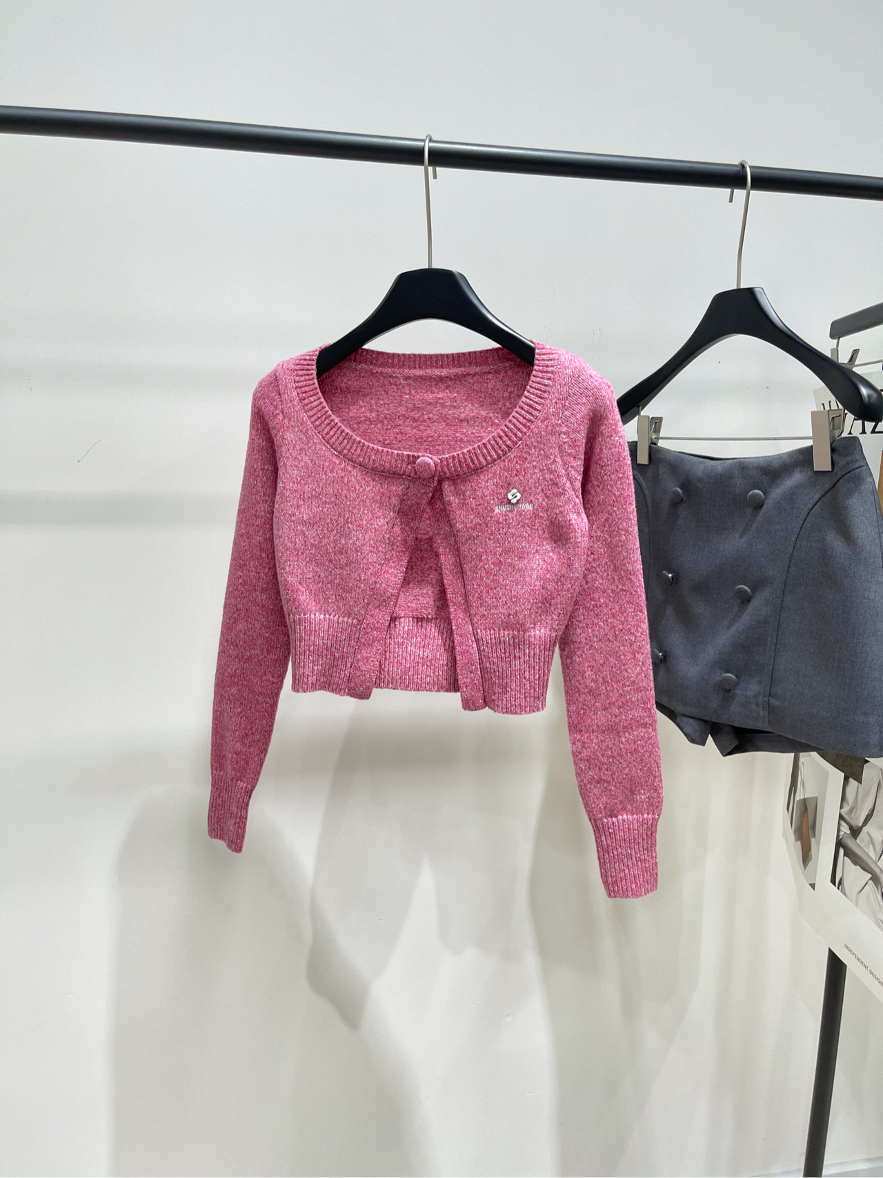 NO:577554,[sst rose pink one-button short cardigan], fabric cotton blend, color rose pink, short square collar style, single button design, shushutong brand embroidery on the chest, retro and exquisite style, easy to wear but conveys a different temperament. The short version can raise the waistline well. The design is friendly to all body types, comfortable and comfortable to wear. The sweater has its own delicate texture. The material is soft and waxy and does not pierce the flesh, and is extremely practical. Flat lay size  S Shoulder width 32, chest circumference 80, length 35, sleeve length 62 M Shoulder width 33, chest circumference 84, length 36, sleeve length 63 L Shoulder width 34, chest circumference 88, length 37, sleeve length 64 There will be an error of 2~3cm in manual measurement, which is within the normal range, alexander wang19860909【sst玫粉色一粒扣短开衫】 ,面料棉混纺 颜色玫粉色 短款方领的样式,采用单扣设计 胸前有shushutong品牌刺绣 版型复古精致 穿搭轻松却传达出不一样的气质 短款版型能很好地拉高腰线 版型设计对各种身材都很友好,穿着舒适且自在 针织衫自带细腻纹理 材质软糯不扎肉,实用性极强 平铺尺码 S肩宽32,胸围80,衣长35,袖长62 M肩宽33,胸围84,衣长36,袖长63 L肩宽34,胸围88,衣长37,袖长64 手工测量会有2~3cm误差属于正常范围,,alexander wang,Women's clothing