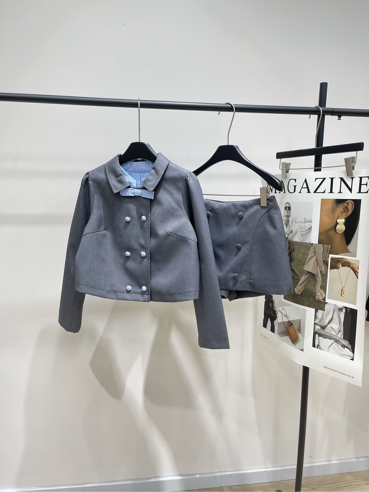 NO:577566,Jacket, shorts p【her gray tie double-breasted blazer + short skirt】, fabric worsted cotton wool, color gray HERLIAN bow tie suit with bow tie design as the highlight, combines a tough suit with a soft bow tie to interpret a unique fashion style. This season's 25 autumn and winter series is inspired by the 1960s fashion icon Twiggy, injecting innovative spirit into the design, showing the contradictory aesthetics of 'rebellion is elegance' through elements such as bow ties.  Version and color matching: There are loose versions with high-end colors such as gray. The suit comes with shoulder pads, which is comfortable to wear and optimizes the head-to-body ratio. Flat-lay size S shoulder width 35, chest measurement 96, clothing length 42, sleeve length 57 M shoulder width 36, chest measurement, clothing length 43, sleeve length 58 L shoulder width 37, chest measurement 104, clothing length 44, sleeve length 59 Skirt layout size (with anti-exposure lining)  S Waist 68, Hips 94, Skirt Length 33 M Waist 72, Hips 98, Skirt Length 34 L Waist 76, Hips 102, Skirt Length 35 There will be an error of 2~3cm due to manual measurement, which is within the normal range, skirts, shorts, jackets & coats, business suit, alexander wang19860909外套, 短裤p【her灰色领结双排口西装外套+短裙】 ,面料精纺棉羊毛 颜色灰色 HERLIAN 领结西装以蝴蝶结设计为亮点 将硬朗的西装与柔美的蝴蝶结结合 诠释出独特的时尚风格 本季25秋冬系列以60年代时尚偶像 Twiggy为灵感,将革新精神注入设计 通过领结等元素展现“反叛即优雅”的矛盾美学 版型与配色:有宽松版型搭配灰色等高级色系 西装自带垫肩,穿着舒适且优化头身比例 平铺尺码 S肩宽35,胸围96,衣长42,袖长57 M肩宽36,胸围,衣长43,袖长58 L肩宽37,胸围104,衣长44,袖长59 短裙平铺尺码（有防走光内衬） S腰围68,臀围94,裙长33 M腰围72,臀围98,裙长34 L腰围76,臀围102,裙长35 手工测量会有2~3cm误差属于正常范围,,skirts,shorts,jackets & coats,business suit,alexander wang,Women's clothing