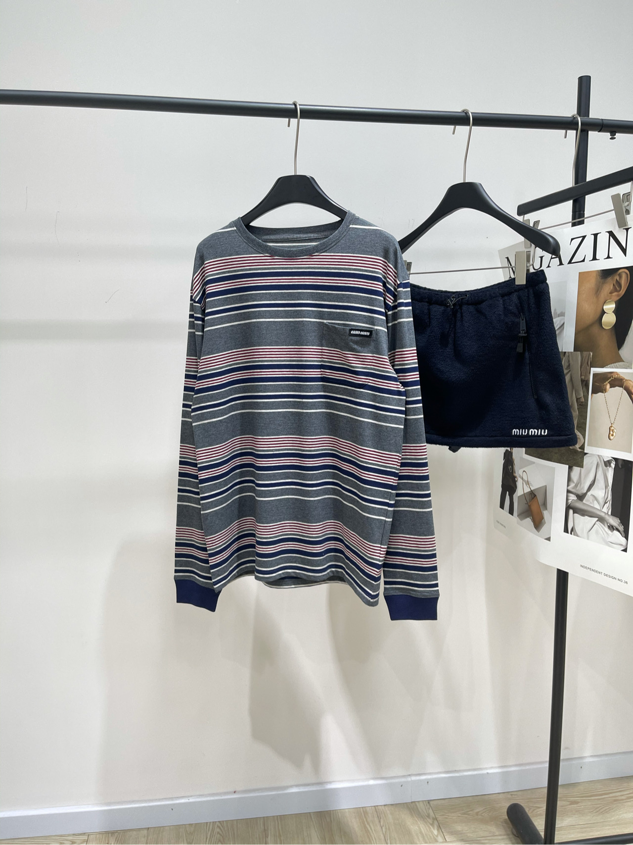 NO:577578,[M Pink Gray Striped Single Pocket Round Neck Long Sleeve T], Made of 100% cotton, Color Navy Blue Gray Pinstripe * | Contrast Striped Long Sleeve 25SS New Autumn and Winter New Style!  The simple oversize lines of this T-shirt are in sharp contrast with the Mi* logo, showing a unique classic style. The stripes are aligned and cut. The retro and modern colors. How can you wear a MIU series without a striped long sleeve? Whether it is worn as an inner layer or worn alone, it is very fashionable and beautiful!  Flat size S shoulder width 50, bust 108, length 70, sleeve length 65 M shoulder width 51, chest 112, length 71, sleeve length 66 L shoulder width 52, bust 116, length 72, sleeve length 67 Manual measurement will have an error of 2~3cm, which is within the normal range,,miumiu,versace,tees,t-shirt,alexander wang19860909【M粉灰条纹单口袋圆领长袖T】 ,面料全棉 颜色藏蓝灰细条纹 * ｜撞色条纹长袖 25SS秋冬新款上新！ 这款T恤简约的Oversize线条 与Mi*徽标形成鲜明对比 彰显别具一格的经典格调 条纹对齐裁剪 复古摩登颜色 miu系叠穿怎么能少得了一件条纹长袖 无论是作为内搭或者是单穿都非常的时尚好看！ 平铺尺码 S肩宽50,胸围108,衣长70,袖长65 M肩宽51,胸围112,衣长71,袖长66 L肩宽52,胸围116,衣长72,袖长67 手工测量会有2~3cm误差属于正常范围,,miumiu,versace,tees，t-shirt,alexander wang,Women's clothing