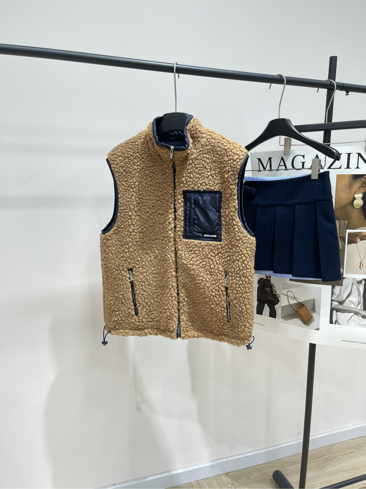 NO:577814,Comes with dust bag [M camel lambswool stand-up collar down vest], fabric lamb wool + polyester fiber (filled with 90 white goose down), color camel Miu* Teddy down vest, this one struck me. The 90s sports style and luxury feel are so perfectly blended~ This technical pongé fabric recently arrived, the Teddy down vest is crazy popular. Its outer layer is soft and waxy Teddy fabric  It feels fluffy and healing. The inner layer is made of technical pongé material. It is also filled with light goose down and has direct warmth. It is very suitable for autumn and winter [Shy R]. The contrasting design of camel and royal blue is very layered. Details such as stand-up collar and zipper closure are neat and energetic. The side pockets and elastic drawstring hem are practical and full. There is also the iconic knitted logo patch, which is low-key and recognizable~ Flat size  S Shoulder width 45, bust 106, length 61 M Shoulder width 46, bust 110, length 63 L Shoulder width 47, bust 114, length 65 There will be an error of 2~3cm in manual measurement, which is within the normal range,,miumiu,down jacket,alexander wang19860909配防尘袋【M驼色羊羔毛立领羽绒马甲】 ,面料羊羔毛+聚酯纤维（内充90白鹅绒） 颜色驼色 Miu*泰迪羽绒背心这款戳中我了 90年代运动风与奢华感融合得这么绝～ 最近被新到的这款技术性pongé面料 泰迪羽绒背心疯狂圈粉 它外层是软软糯糯的泰迪面料 摸起来蓬松又治愈,内层是技术性pongé材质 还填充了轻盈鹅绒,保暖性直接拉满 秋冬穿超合适了[害羞R] 驼色和皇家蓝的撞色设计很有层次感 立领、拉链开合这些细节利落又显精神 侧边口袋和弹力抽绳下摆实用性拉满 还有标志性的针织徽标贴饰,低调又有辨识度～ 平铺尺码 S肩宽45,胸围106,衣长61 M肩宽46,胸围110,衣长63 L肩宽47,胸围114,衣长65 手工测量会有2~3cm误差属于正常范围,,miumiu,down jacket,alexander wang,Women's clothing