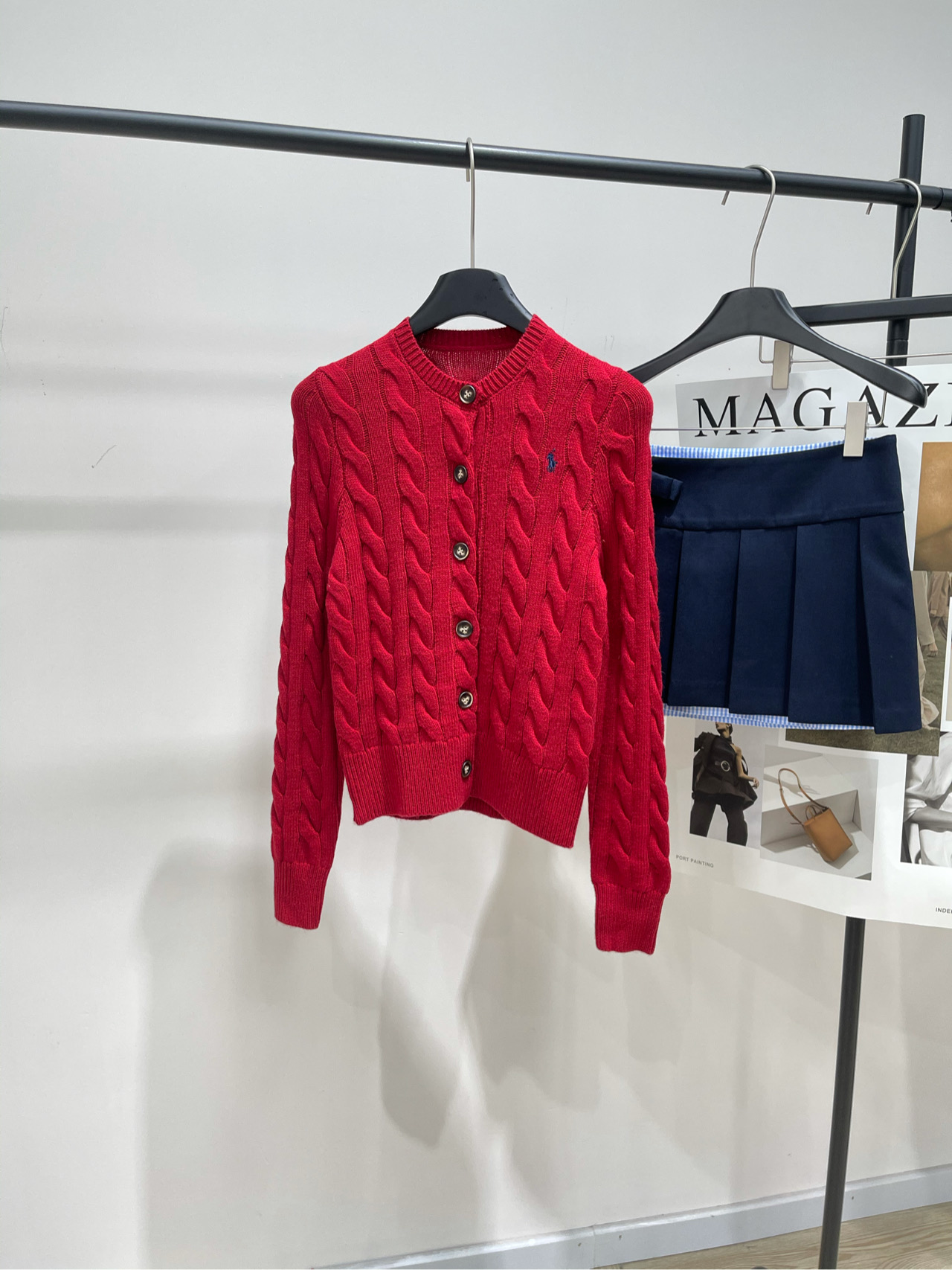 NO:577809,[Red pony twist single-breasted round neck cardigan], fabric cotton and wool blend, color red Ralph Lauren, classic war horse logo embroidered cardigan on the chest, long-sleeved sweater sweater jacket, the item is made of dyed and spun yarn, details determine success or failure, heavy new autumn and winter style, soft and delicate, not tied to the body, the upper body effect is very nice, classic and versatile, college-style cardigan, full of texture, customized yarn color, exquisite embroidery is recommended, flat size  S shoulder width 31, bust 80 stretch, length 53, sleeve length 66 M shoulder width 32, bust 84 stretch, length 54, sleeve length 67 L shoulder width 33, bust 88 stretch, length 55, sleeve length 68 Manual measurement will have an error of 2~3cm, which is within the normal range, loro piana, jackets & coats, sweaters, alexander wang19860909【红色小马麻花单排扣圆领开衫】 ,面料棉羊毛混纺 颜色红色 Ralph Lauren 拉夫劳伦 胸前经典战马logo刺绣开衫长袖针织衫毛衣外套 单品采用定染定纺纱线 细节决定成败 重磅秋冬新款 柔软细腻不扎身 上身效果非常nice  经典百搭款,学院风开衫 质感满满,定制纱线配色 精美刺绣自留推荐 平铺尺码 S肩宽31,胸围80弹力,衣长53,袖长66 M肩宽32,胸围84弹力,衣长54,袖长67 L肩宽33,胸围88弹力,衣长55,袖长68 手工测量会有2~3cm误差属于正常范围,,loro piana,jackets & coats,sweaters,alexander wang,Women's clothing