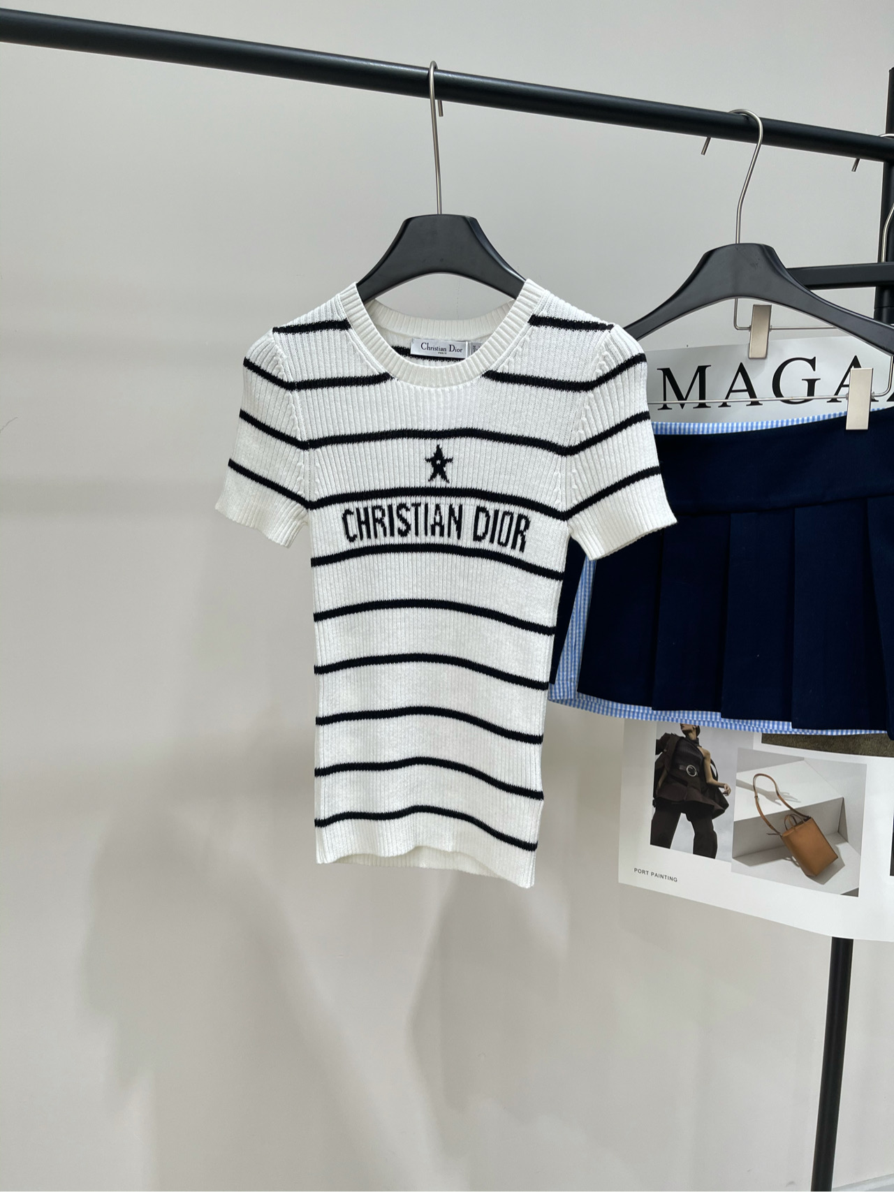NO:578146,[DR black and white striped star knitted short sleeves], made of 100% cotton, color black and white stripes, Dior 2026 early spring striped sweater, black and white stripes + 'CHRISTIAN DIOR' words on the chest, full of French elegance, soft knitted material, super comfortable to wear in spring and autumn, short-sleeved design, versatile and slim, looks great with high-waisted pants or skirts! Designed by former creative director Maria Grazia Chiuri, it is classic and memorable, a must-have fashionista!  Flat size S shoulder width 30, chest 54 stretch, length 53, sleeve length 19 M shoulder width 31, chest 58 stretch, length 54, sleeve length 20 L shoulder width 32, chest 62 stretch, length 55, sleeve length 21 Manual measurement will have an error of 2~3cm, which is within the normal range, dior, skirts, T-shirt, alexander wang19860909【DR黑白条纹星星针织短袖】 ,面料全棉 颜色黑白条纹 Dior 2026早春条纹针织衫 黑白条纹+胸前“CHRISTIAN DIOR”字样 法式优雅感拉满计 柔软针织材质,春秋穿超舒服 短袖设计百搭又显瘦 配高腰裤or裙都很出彩! 由前创意总监Maria Grazia Chiuri操刀 经典又有纪念意义 时髦精必入! 平铺尺码 S肩宽30,胸围54弹力,衣长53,袖长19 M肩宽31,胸围58弹力,衣长54,袖长20 L肩宽32,胸围62弹力,衣长55,袖长21 手工测量会有2~3cm误差属于正常范围,,dior,skirts,T-shirt,alexander wang,Women's clothing