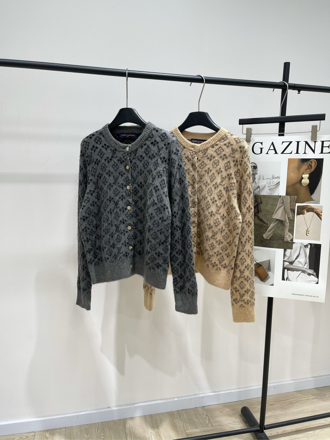 NO:578109,[LV four-leaf clover presbyopia plush single-breasted cardigan], fabric wool blend, color gray, milk tea color LV Flight Mode milk tea color knitted cardigan, soft material + classic Monogram pattern, elegant and recognizable, round neck design, button opening and closing, milk tea color is gentle and versatile, very suitable for autumn and winter! Can be worn alone or layered, looks great with wide-leg pants/skirts, can be used for commuting and leisure ~ Flight Mode series focuses on lightness and comfort  Suitable for daily travel, it is a must-have and practical item for the autumn and winter wardrobe! Flat size S shoulder width 38, bust 98, length 55, sleeve length 65 M shoulder width 39, chest 102, length 56, sleeve length 66 L shoulder width 40, bust 106, length 57, sleeve length 67 Manual measurement will have an error of 2~3cm, which is within the normal range, Louis Vuitton, skirts, alexander wang19860909【lv四叶草老花毛绒单排扣开衫】 ,面料羊毛混纺 颜色灰色、奶茶色 LV Flight Mode奶茶色针织开衫 柔软材质+经典 Monogram花纹 优雅又有辨识度计 圆领设计,纽扣开合 奶茶色温柔百搭,秋冬穿超合适!可单穿or叠搭 配阔腿裤/裙装都很出彩 通勤休闲都能hold住~ Flight Mode系列主打轻便舒适 旅行日常都适合,是秋冬衣橱必备实用单品! 平铺尺码 S肩宽38,胸围98,衣长55,袖长65 M肩宽39,胸围102,衣长56,袖长66 L肩宽40,胸围106,衣长57,袖长67 手工测量会有2~3cm误差属于正常范围,,louis vuitton,skirts,alexander wang,Women's clothing