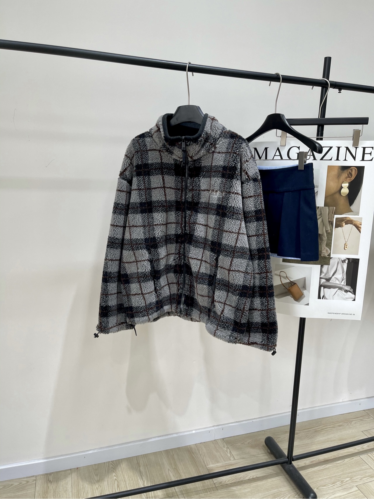 NO:578119,[M gray and black plaid lambswool stand-up collar jacket], made of lambswool, color gray and black plaid, Miu* plaid lambswool jacket, black and gray plaid design, full of retro college style! The fabric contains 30 wool, fluffy, soft and warm, very suitable for autumn and winter, stand-up collar + zipper, easy to put on and take off, loose version is not flattering on the figure, can be easily managed for daily commuting or leisure, paired with a cashmere Henry shirt or sweater, warm and layered, it is a must-have item for autumn and winter.  The size is too large, the loose version is not picky. Flat size S shoulder width 60, bust 128, length 67, sleeve length 58 M shoulder width 61, chest 132, length 69, sleeve length 59 L shoulder width 62, bust 136, length 71, sleeve length 60 Manual measurement will have an error of 2 to 3cm, which is within the normal range,,miumiu,jackets & coats,sweaters,alexander wang19860909【M灰黑格纹羊羔毛立领外套】 ,面料羊羔毛 颜色灰黑格纹 Miu*格纹羊羔毛外套,黑灰格纹设计 复古学院风满满! 面料含30羊毛,蓬松柔软又保暖 秋冬穿超合适,立领+拉链 穿脱方便,宽松版型不挑身材 日常通勤或休闲都能轻松驾驭 搭配羊绒亨利衫或毛衣 保暖又有层次感,是秋冬穿搭必备单品计 尺码偏大,宽松版不挑人 平铺尺码 S肩宽60,胸围128,衣长67,袖长58 M肩宽61,胸围132,衣长69,袖长59 L肩宽62,胸围136,衣长71,袖长60 手工测量会有2～3cm误差属于正常范围,,miumiu,jackets & coats,sweaters,alexander wang,Women's clothing