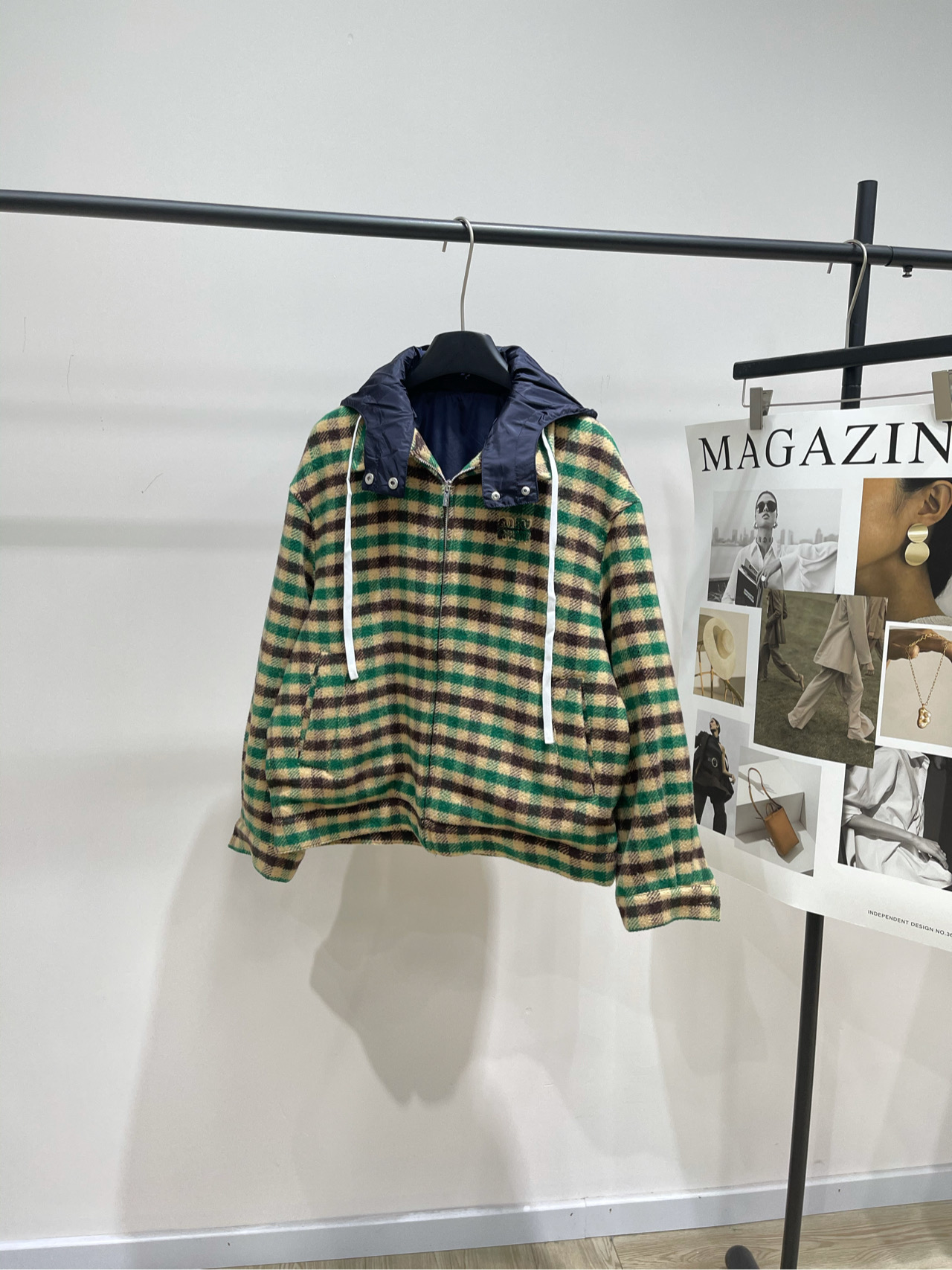 NO:578816,[M yellow-green-brown plaid hooded tweed jacket], made of wool tweed, color yellow-green-brown plaid, Miu 2025 Autumn and Winter plaid hooded jacket, brown-green-yellow plaid + wool blend, soft and warm! Detachable nylon hood, drawstring design is super practical, short cut makes you taller and slimmer, great for layering in college style or retro style, with knitted sweater and pleated skirt inside, perfect layering, can be worn for commuting and leisure.  The plaid element is classic and versatile, a must-have for autumn and winter. Pair it with tire shoes or retro bags for a stylish look! Flat size S Shoulder width 53, bust 120, length 63, sleeve length 53 M Shoulder width 54, chest 124, length 64, sleeve length 54 L Shoulder width 55, bust 128, length 65, sleeve length 55  There will be an error of 2~3cm due to manual measurement, which is within the normal range,,miumiu,skirts,jackets & coats,hats,alexander wang19860909【M黄绿棕格纹连帽粗花呢外套】 ,面料羊毛粗花呢 颜色黄绿棕格纹 Miu 2025秋冬格纹连帽外套 棕绿黄格纹+羊毛混纺 柔软又保暖!可拆卸尼龙帽 抽绳设计超实用,短款剪裁显高显瘦 叠穿学院风or复古风都很出彩计 内搭针织衫、百褶裙,层次感满分 通勤休闲都能穿 格纹元素经典百搭,秋冬穿搭必备 配轮胎鞋或复古包袋,时髦感直接拉满! 平铺尺码 S肩宽53,胸围120,衣长63,袖长53 M肩宽54,胸围124,衣长64,袖长54 L肩宽55,胸围128,衣长65,袖长55 手工测量会有2~3cm误差属于正常范围,,miumiu,skirts,jackets & coats,hats,alexander wang,Women's clothing