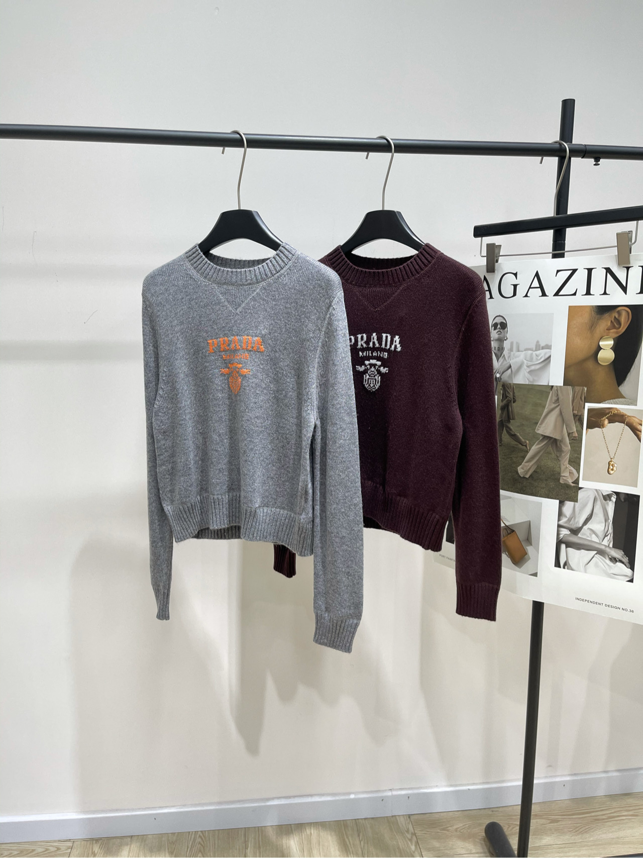 NO:578820,[P letter jacquard long-sleeved crew neck sweater], fabric wool blend, color gray, brown Prada letter jacquard sweater, soft and delicate fabric, super comfortable to wear in autumn and winter! Classic round neck + orange letter logo, full of retro feel. It can be worn casually with a shirt, college style, and it is also very casual when worn alone with jeans. Exquisite knitting technology. Rib design on the cuffs and hem, warm and fit. Can be worn for commuting and leisure, practical and brand-like. A must-have for fashionable girls! Flat size  S shoulder width 38, bust 88 stretch, length 49, sleeve length 59 M shoulder width 39, bust 92 stretch, length 50, sleeve length 60 L shoulder width 40, bust 96 stretch, length 51, sleeve length 61 Manual measurement will have an error of 2~3cm, which is within the normal range, prada, jeans, sweaters, shirts, alexander wang19860909【P字母提花长袖圆领毛衣】 ,面料羊毛混纺 颜色灰色、咖色 Prada字母提花针织衫,柔软细腻面料 秋冬穿超舒服! 经典圆领+橙色字母标识,复古感满满 随手搭衬衫学院风,单穿配牛仔裤也很随性 针织工艺精致 袖口和下摆罗纹设计,保暖又贴合 通勤休闲都能穿,实用又有品牌质感 时髦女孩必备! 平铺尺码 S肩宽38,胸围88弹力,衣长49,袖长59 M肩宽39,胸围92弹力,衣长50,袖长60 L肩宽40,胸围96弹力,衣长51,袖长61 手工测量会有2~3cm误差属于正常范围,,prada,jeans,sweaters,shirts,alexander wang,Women's clothing