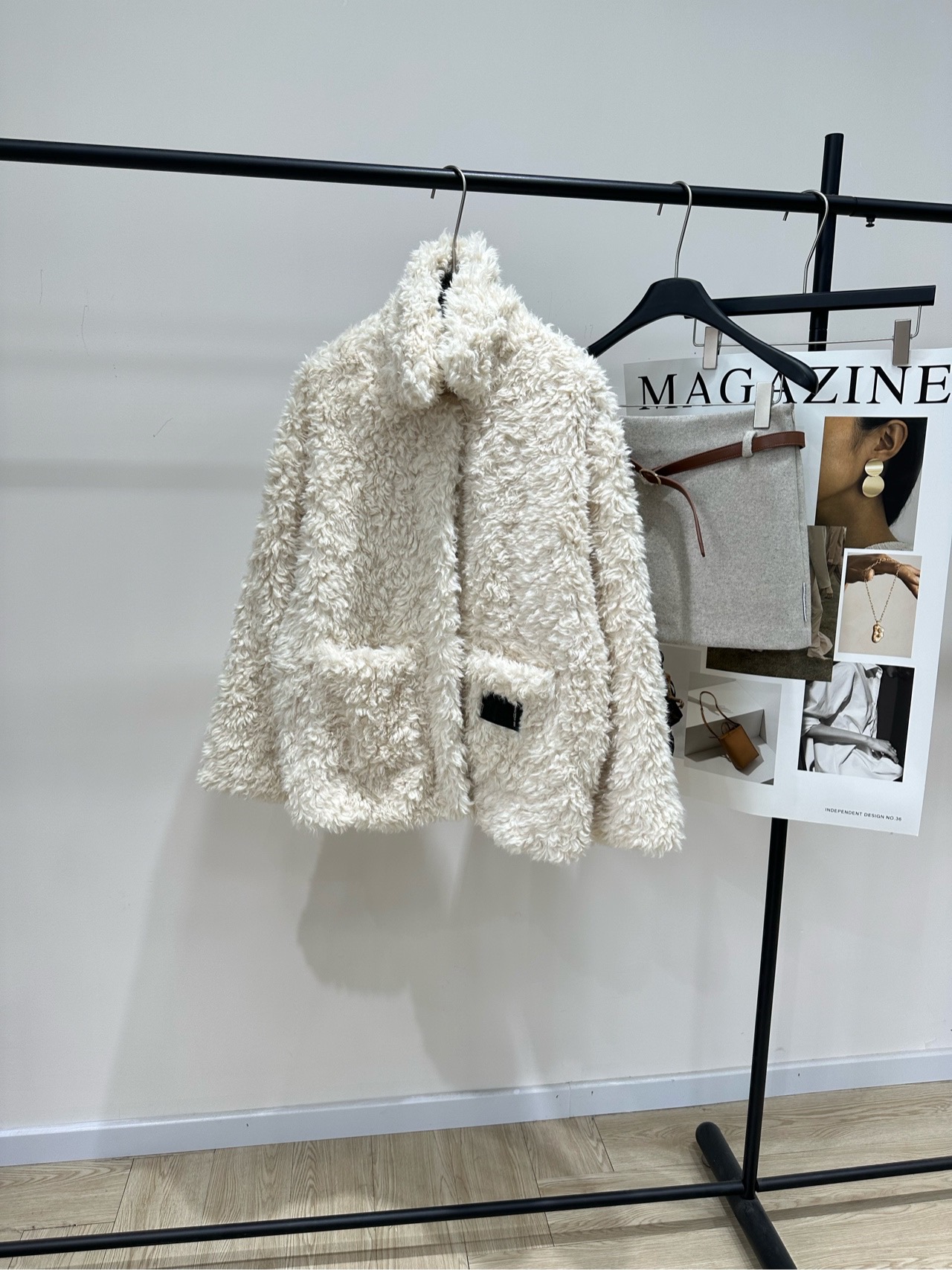 NO:579387,[Ann off-white lamb wool large coat], the fabric is imitation lamb wool and the color is off-white. ANN ANDELMAN's off-white lamb wool coat is soft and delicate, warm and fashionable! Clean tailoring + lapel design can be easily managed casual or modern. The double pockets on the front are super practical, and the cuffs and hem are spliced in black. It has a perfect layering. It is a must-have for early autumn and winter. Pair it with jeans or boots, and you can easily get a cool and relaxed feeling!  The brand focuses on personality and fashion, and celebrity bloggers are picking it up. It is a popular item in designer women's clothing. Flat size S shoulder width 59, chest 124, dress length 68, sleeve length 53 M shoulder width 60, chest 128, dress length 69, sleeve length 54 L shoulder width 61, chest 132, dress length 70, sleeve length 55 There will be an error of 2 to 3cm in manual measurement, which is within the normal range, boots, jeans, jackets &  coats,alexander wang19860909【Ann米白色羊羔毛大外套】 ,面料仿羊羔毛 颜色米白色 ANN ANDELMAN这款米白色羊羔毛外套 柔软细腻,保暖又时髦!利落剪裁+翻领设计 休闲or摩登都能轻松驾驭 正面双口袋超实用,袖口和下摆黑色拼接 层次感满分,早秋冬季穿搭必备 配牛仔裤或长 靴,酷飒松弛感轻松get! 品牌主打个性与时尚,明星博主都在pick 是设计师女装里的热门单品 平铺尺码 S肩宽59,胸围124,衣长68,袖长53 M肩宽60,胸围128,衣长69,袖长54 L肩宽61,胸围132,衣长70,袖长55 手工测量会有2～3cm误差属于正常范围,,boots,jeans,jackets & coats,alexander wang,Women's clothing