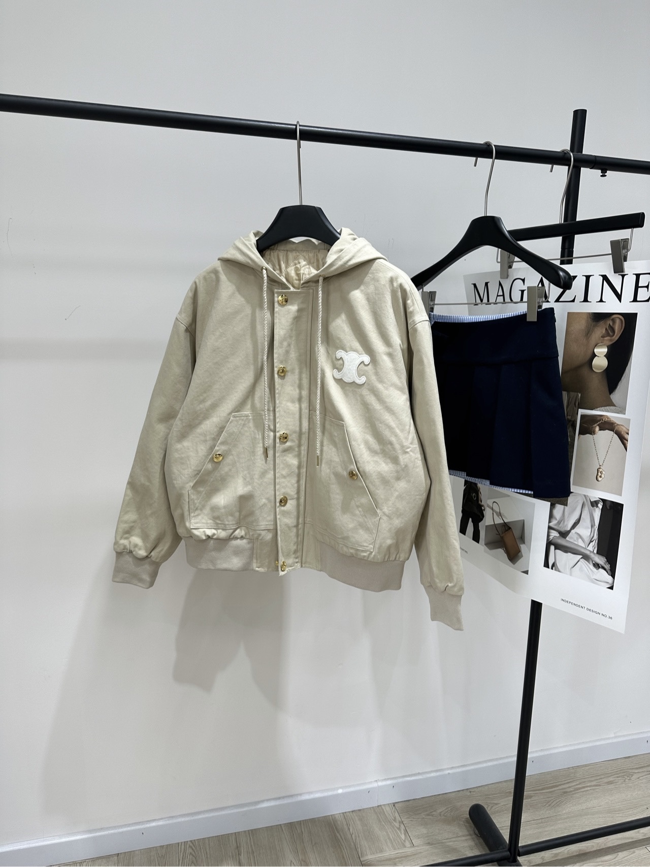 NO:579389,[ce beige Arc de Triomphe hooded jacket], fabric cotton (cotton lining), color beige CELINE 25 Autumn and Winter Arc de Triomphe hooded jacket, main color, high-quality fabrics are soft and comfortable, metal buttons + Arc de Triomphe embroidery are very recognizable, practical hood design, loose silhouette, great when layered with sweaters or sweaters, easily create a noble and youthful look, can be worn for daily commuting and leisure, a must-have in autumn and winter  Fashionable and practical, easily improve the texture of your outfit. Flat size S Shoulder width 55, bust 120, length 62, sleeve length 54 M Shoulder width 56, bust 124, length 63, sleeve length 55 L Shoulder width 57, bust 128, length 64, sleeve length 56 Manual measurement will have an error of 2 to 3cm, which is within the normal range,,celine,hoodie,sweatshirts,jackets & coats,jackets &  coats,hats,alexander wang19860909【ce米杏色凯旋门连帽夹克棉服】 ,面料棉（内里夹棉） 颜色米杏色 CELINE 25秋冬凯旋门连帽外套 主打色系,优质面料柔软舒适 金属纽扣+凯旋门刺绣超有辨识度 连帽设计实用,宽松廓形 叠穿卫衣或针织衫都很出彩 轻松打造贵气少年感 日常通勤、休闲都能穿,秋冬季节必备 时尚又实用,轻松提升穿搭质感 平铺尺码 S肩宽55,胸围120,衣长62,袖长54 M肩宽56,胸围124,衣长63,袖长55 L肩宽57,胸围128,衣长64,袖长56 手工测量会有2～3cm误差属于正常范围,,celine,hoodie,sweatshirts,jackets & coats,jackets & coats,hats,alexander wang,Women's clothing