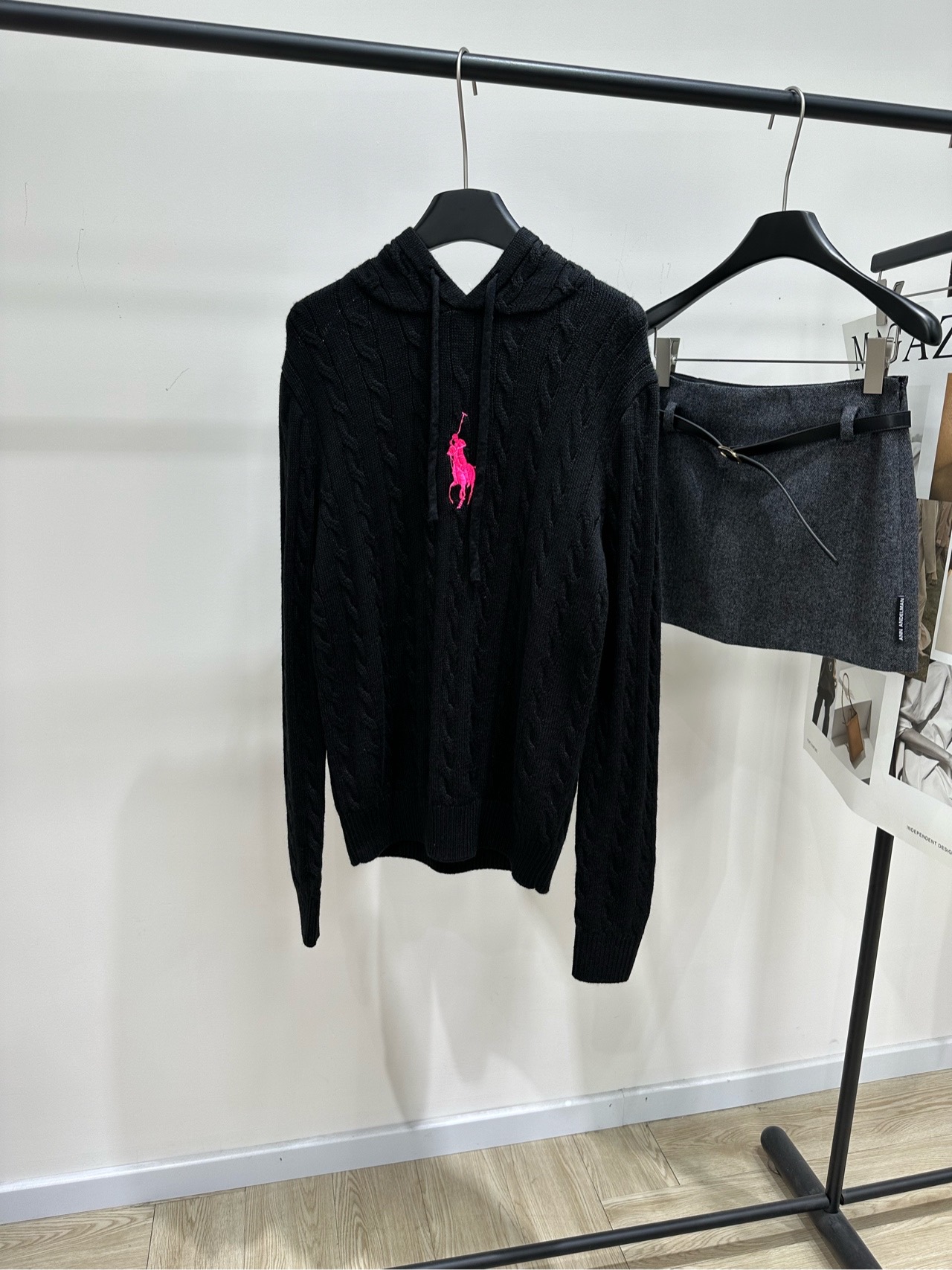 NO:579396,[Polo pink horse embroidered black hooded sweater], fabric wool blend, color black, Polo Ralph Lauren Pink Pony charity series hooded sweater, black main color + pink pony embroidery, simple and recognizable, soft and skin-friendly, super comfortable to wear in autumn and winter! The twist texture is thick and not bloated, loose shoulder design, it is OK to wear alone and layered ~ some charity fashions are the same. Star Jung Soo-jing has the same style. The fashion circle is very popular, it is recommended for daily wear or as a gift.  Flat size S shoulder width 43, bust 100 elastic, length 65, sleeve length 70 M shoulder width 44, chest 104 stretch, length 66, sleeve length 71 L shoulder width 45, chest 108 stretch, length 67, sleeve length 72 Manual measurement will have an error of 2 to 3cm, which is within the normal range, loro piana, sweaters, hats, alexander wang19860909【polo粉马刺绣黑色连帽毛衣】 ,面料羊毛混纺 颜色黑色 Polo Ralph Lauren Pink Pony慈善系列连帽毛衣, 黑色主色+粉色小马刺绣 简约又有辨识度计,柔软亲肤 秋冬穿超舒服! 麻花纹理厚实不臃肿,宽松落肩设计 单穿叠穿都很OK~部分公益时尚两不误 明星郑秀晶同款 时尚圈超火,日常穿搭或送礼都很推荐 平铺尺码 S肩宽43,胸围100弹力,衣长65,袖长70 M肩宽44,胸围104弹力,衣长66,袖长71 L肩宽45,胸围108弹力,衣长67,袖长72 手工测量会有2～3cm误差属于正常范围,,loro piana,sweaters,hats,alexander wang,Women's clothing