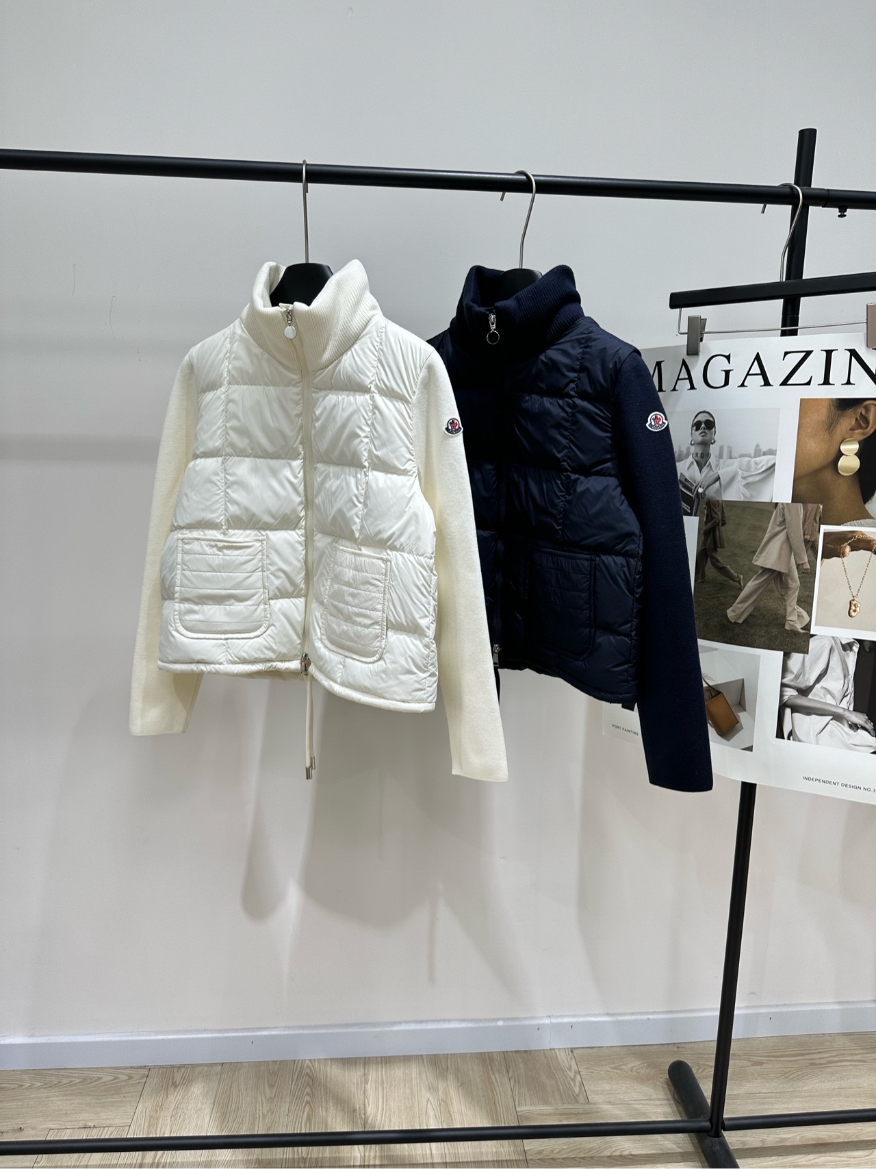 NO:586879,Comes with dust bag [mc stand-up collar zipper splicing down jacket], fabric knitted + nylon (filled with 90 white duck down), color white, navy Moncler's knitted splicing down jacket, sleeves and back are soft knitted, filled with 90 white duck down, warm and light without bloat★ The stand-up collar design modifies the face shape, and the drawstring hem is adjustable. It is very fashionable to wear alone or layered.  The milky white color is super versatile and looks great with skirts or trousers. It can be worn for both commuting and leisure! The splicing design breaks the traditional down jacket style. It is both practical and fashionable. It is a must-have item for autumn and winter wardrobes. Flat size  There will be a 2-3cm error in handmade glass, which is within the normal range, skirts, jackets & coats, down jackets, alexander wang19860909配防尘袋【mc立领拉链拼接羽绒服外套】 ,面料针织+锦纶（内填充90白鸭绒） 颜色白色、藏蓝 Moncler这款针织拼接羽绒服 袖子和后背是柔软针织 填充90白鸭绒,保暖又轻盈不臃肿★ 立领设计修饰脸型,抽绳下摆可调节版型 单穿或叠搭都很时髦 奶白色调超百搭,配裙装或裤装都好看 通勤休闲都能穿!拼接设计打破传统羽绒服风格 兼具实用与时尚感,是秋冬衣橱必备单品 平铺尺码 S肩宽38,胸围100,衣长52,袖长60 M肩宽39,胸围104,衣长53,袖长61 L肩宽40,胸围108,衣长54,袖长62 手工玻璃会有2～3cm误差属于正常范围,,skirts,jackets & coats,down jacket,alexander wang,Women's clothing