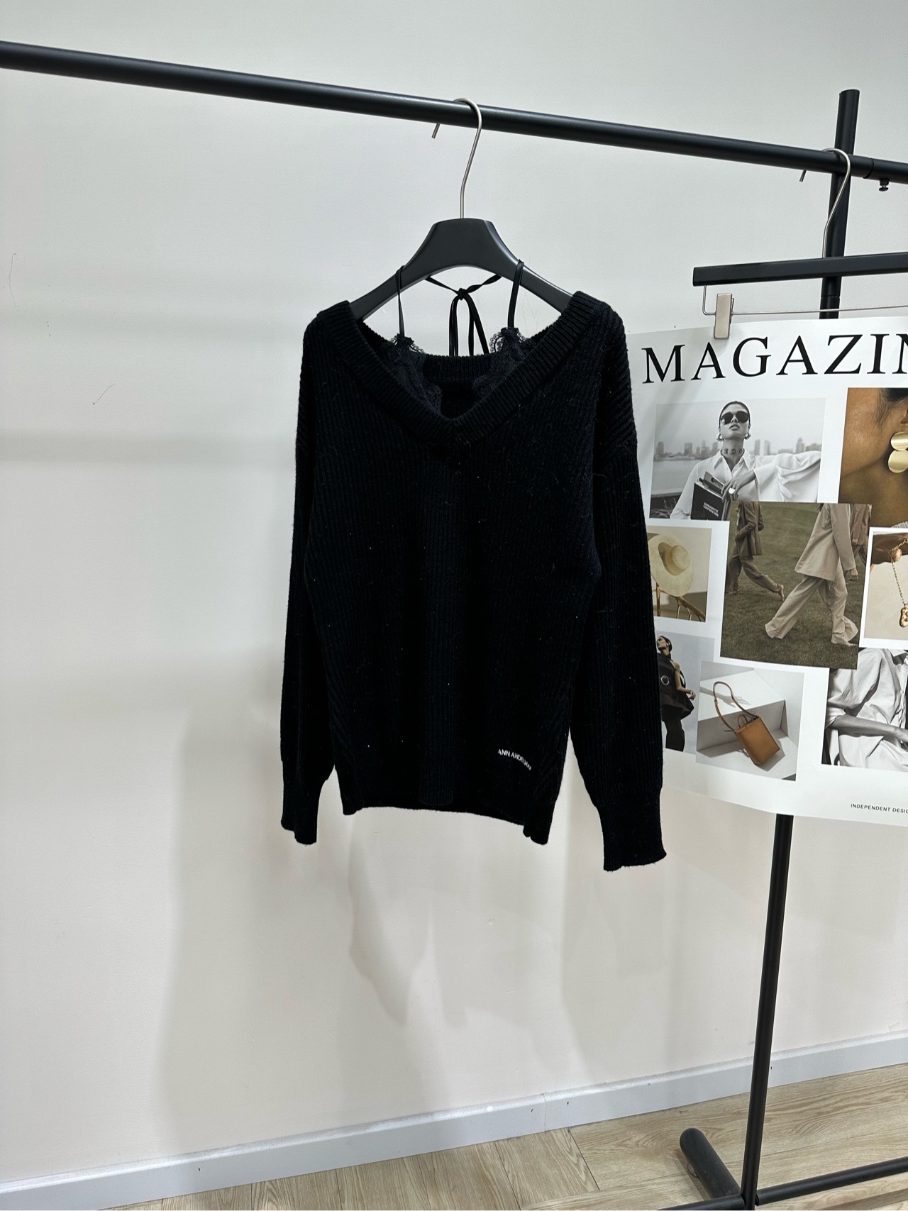 NO:586882,[Ann black hot diamond lace V-neck tie sweater], fabric wool blend + lace, color black, unlocks lazy autumn and winter wear AnnAndelman black V-neck knitted sweater, this black V-neck knitted sweater soft material + vertical stripe texture, simple and elegant, very suitable for autumn and winter! The V-neck design elongates the neck line, makes you look thinner and shows off your temperament. The loose version is super friendly for fat sisters, and it can cover the flesh and look slim~  Black is versatile and goes well with jeans, skirts, and wide-leg pants. It can be worn for both work and leisure. The knitted fabric is close-fitting and comfortable. It can be worn alone or as an inner layer. It is practical and fashionable. Flat size  There will be an error of 2-3cm due to manual measurement, which is within the normal range, skirts, jeans, sweaters, alexander wang19860909【Ann黑色烫钻蕾丝V领系带毛衣】 ,面料羊毛混纺+蕾丝 颜色黑色 解锁秋冬慵懒穿搭 AnnAndelman黑色V领针织毛衣 这款黑色V领针织毛衣 柔软材质+竖条纹肌理,简约大方 秋冬穿超合适!V领设计拉长脖颈线条 显瘦又显气质计 宽松版型对微胖姐妹超友好,遮肉显瘦妥妥的~ 黑色百搭,配牛仔裤、半裙、阔腿裤都OK 通勤休闲都能穿 针织面料贴身舒适 可单穿也能做内搭,实用又时髦 平铺尺码 S肩宽54,胸围96,衣长55,袖长54 M肩宽55,胸围100,衣长56,袖长55 L肩宽56,胸围104,衣长57,袖长56 手工测量会有2～3cm误差属于正常范围,,skirts,jeans,sweaters,alexander wang,Women's clothing