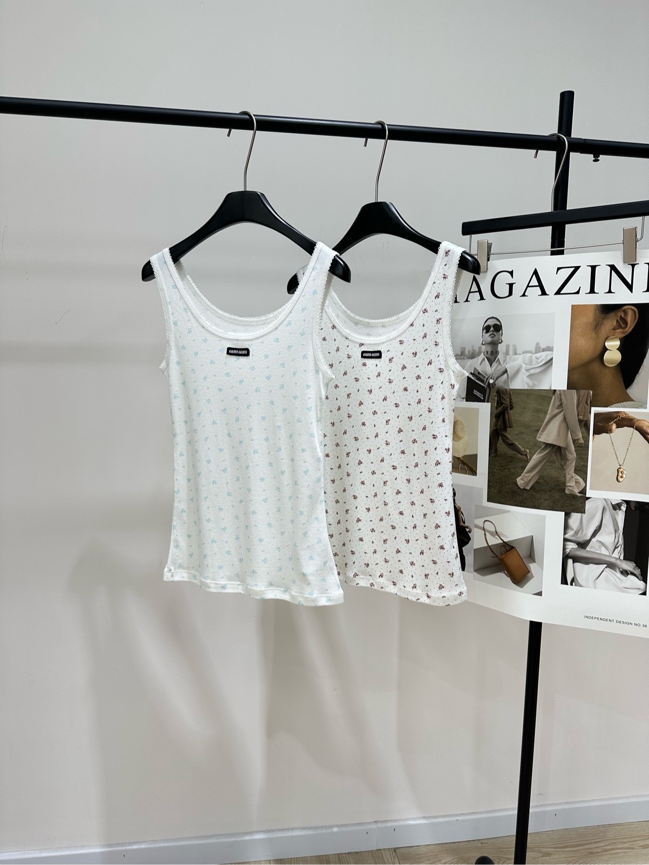 NO:586884,[M small floral logo elastic vest], fabric cotton + spandex, color light blue, brown Miu floral vest, light and breathable fabric, light white base with light blue flowers, fresh and sweet girly feeling! Round neck sleeveless design, fit the body shape, great for wearing alone or layered in spring and summer. Exquisite flower pattern, easy to control for daily commuting, dating, and vacation. Pair with high-waisted pants or skirt, elegant and fashionable. It is a must-have item for MIU style.  Flat size S shoulder width 34, bust 70 stretch, length 61 M shoulder width 35, bust 74 stretch, length 62 L shoulder width 36, bust 78 stretch, length 63 Manual measurement will have an error of 2 to 3cm, which is within the normal range,,miumiu,skirts,alexander wang19860909【M小碎花徽标弹力背心】 ,面料棉+氨纶 颜色浅蓝、棕色 Miu碎花背心,轻薄透气面料 浅白底配淡蓝小花 清新甜美少女感满分! 圆领无袖设计,贴合身形 春夏单穿或叠穿都很出彩针 精致小花图案 日常通勤、约会、度假都能轻松驾驭 搭配高腰裤或半裙,优雅又时髦 是MIU风穿搭必备单品哦 平铺尺码 S肩宽34,胸围70弹力,衣长61 M肩宽35,胸围74弹力,衣长62 L肩宽36,胸围78弹力,衣长63 手工测量会有2～3cm误差属于正常范围,,miumiu,skirts,alexander wang,Women's clothing