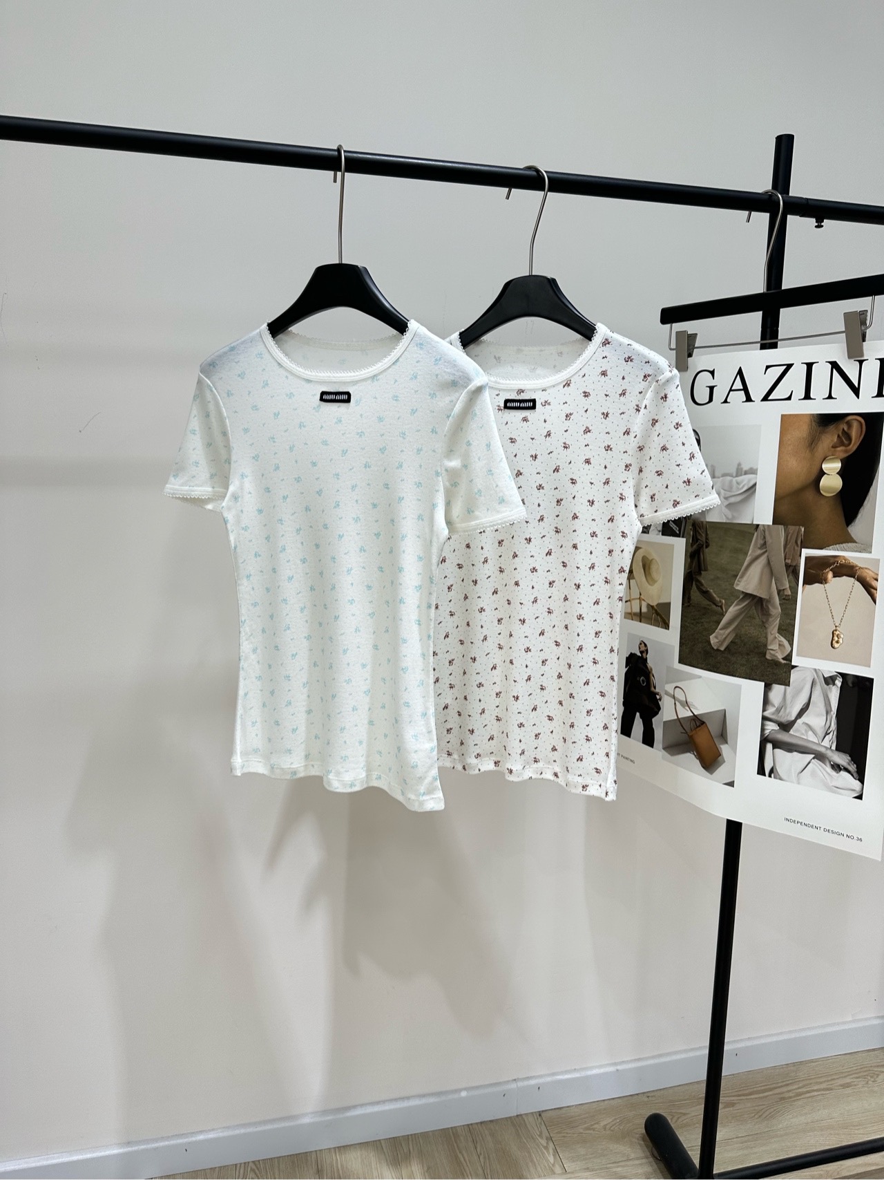 NO:586886,[M small floral logo round neck short-sleeved T], fabric cotton + spandex, color light blue, brown Miu floral short-sleeved T-shirt. Lightweight knitted material, soft and comfortable, perfect for spring and summer! Fresh floral + round neck crochet details, full of sweet college style. Logo patch on the chest, full of brand feel. It looks great alone or layered with a cardigan. Pair it with a high-waist skirt or jeans, you can switch between retro or sweet girl style~ It can be easily used for daily commuting and leisure. Practical and design sense  Flat size S shoulder width 37, bust 76 stretch, length 60, sleeve length 18 M shoulder width 38, chest 80 stretch, length 61, sleeve length 19 L shoulder width 39, chest 84 stretch, length 62, sleeve length 20 Manual measurement will have an error of 2 to 3cm, which is within the normal range, miumiu, skirts, jeans, T-shirt, tees, t-shirt, alexander wang19860909【M小碎花徽标圆领短袖T】 ,面料棉+氨纶 颜色浅蓝、棕色 Miu碎花短袖T恤 轻薄针织材质,柔软舒适,春夏穿超合适! 清新碎花+圆领钩针细节 甜美学院风满满 胸前徽标贴饰,品牌感十足 单穿或叠搭开衫都很出彩 配高腰裙or牛仔裤,复古or甜妹风随心切换~ 日常通勤、休闲都能轻松驾驭 实用又有设计感 平铺尺码 S肩宽37,胸围76弹力,衣长60,袖长18 M肩宽38,胸围80弹力,衣长61,袖长19 L肩宽39,胸围84弹力,衣长62,袖长20 手工测量会有2～3cm误差属于正常范围,,miumiu,skirts,jeans,T-shirt,tees，t-shirt,alexander wang,Women's clothing