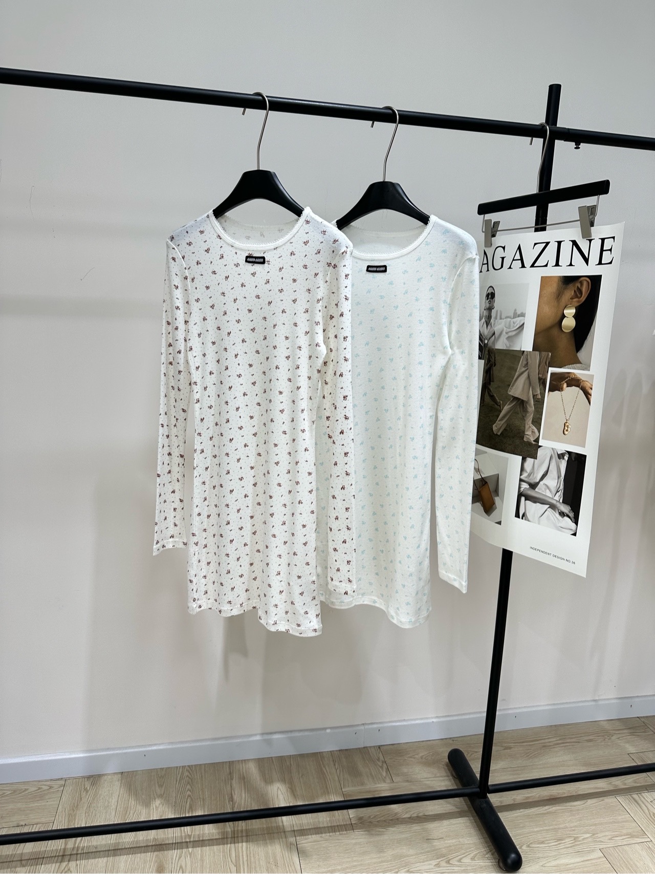 NO:579591,[M small floral logo long-sleeved stretch T-skirt], fabric cotton + spandex, color brown, light blue, Miu autumn and winter holiday series floral long-sleeved, thin knitted material, soft and comfortable, retro floral pattern is very girly! The round neck design is simple and versatile. It can be worn inside, alone or layered with jackets. It is great with jeans and skirts. It is very practical and can be worn for commuting and leisure. It is a must-have item in the autumn and winter wardrobe! Flat size  S shoulder width 39, bust length 80 stretch, skirt length 81, sleeve length 67 M shoulder width 40, bust 84 stretch, skirt length 82, sleeve length 68 L shoulder width 41, bust 88 stretch, skirt length 83, sleeve length 69 Manual measurement will have an error of 2 to 3cm, which is within the normal range,,miumiu,skirts,jeans,jackets & coats,alexander wang19860909【M小碎花徽标长袖弹力T裙】 ,面料棉+氨纶 颜色棕色、浅蓝 Miu 秋冬Holiday系列碎花长袖 轻薄针织材质,柔软舒适 复古小碎花图案超有少女感!圆领设计简约百搭 可内搭、单穿或叠搭外套 配牛仔裤、半裙都很出彩计 多穿法超实用,通勤休闲都能hold住 是秋冬衣橱必备单品! 平铺尺码 S肩宽39,胸围80弹力,裙长81,袖长67 M肩宽40,胸围84弹力,裙长82,袖长68 L肩宽41,胸围88弹力,裙长83,袖长69 手工测量会有2～3cm误差属于正常范围,,miumiu,skirts,jeans,jackets & coats,alexander wang,Women's clothing