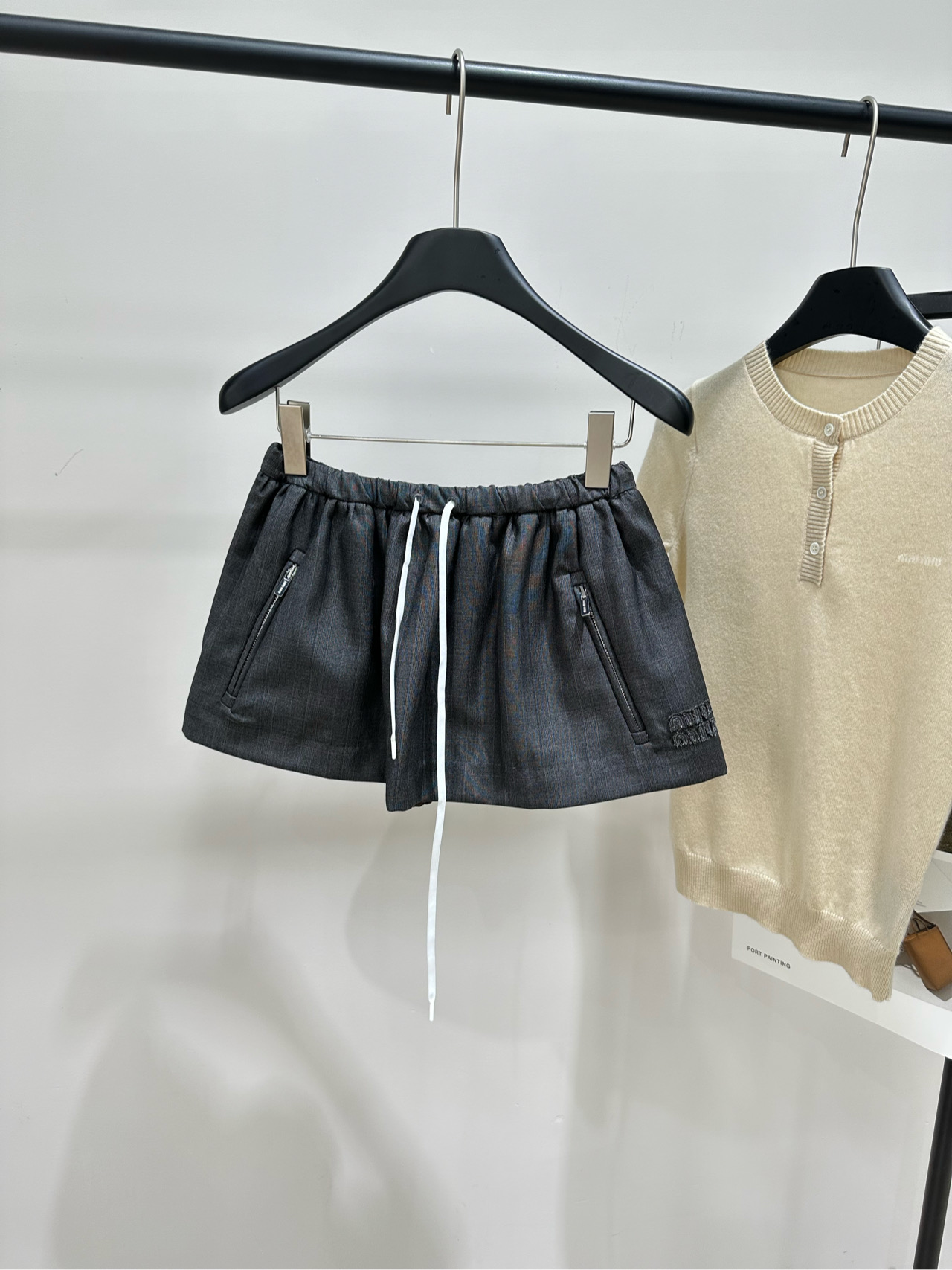 NO:586890,[M dark gray white rope double zipper puff skirt], fabric cotton blend, color dark gray, Miu gray drawstring skirt, made of high-quality worsted fabric, soft, delicate and warm, drawstring design can freely adjust the waistline, with patch embroidered logo, low-key display of brand sense. Zippers on both sides of the skirt, easy to put on and take off, full of details! Gray is versatile, looks great with sweaters or jackets in autumn and winter. It can be easily worn in college style or ballet girl style.  Gentle and fashionable, suitable for daily outings or light formal occasions~ The flat size is lined. S waist 64 elastic, hip 96, skirt length 28 M waist 68 elastic, hip 100, skirt length 29 L waist 72 elastic, hip 104, skirt length 30. Manual measurement will have a range of 2 to 3cm, which is normal,,miumiu,skirts,jackets & coats,alexander wang19860909【M深灰色白绳双拉链蓬蓬短裙】 ,面料棉混纺 颜色深灰色 Miu灰色抽绳短裙,选用高品质精纺面料 柔软细腻又保暖 抽绳设计可自由调节腰围 搭配贴布绣徽标,低调展现品牌感 裙摆两侧拉链,穿脱方便,细节满分! 灰色百搭,秋冬配针织衫或外套都很出彩 学院风or芭蕾少女风都能轻松驾驭 温柔又时髦,日常出街或轻正式场合都适合哦~ 平铺尺码有内衬 S腰围64弹力,臀围96,裙长28 M腰围68弹力,臀围100,裙长29 L腰围72弹力,臀围104,裙长30 手工测量会有2～3cm范围属于正常范围,,miumiu,skirts,jackets & coats,alexander wang,Women's clothing