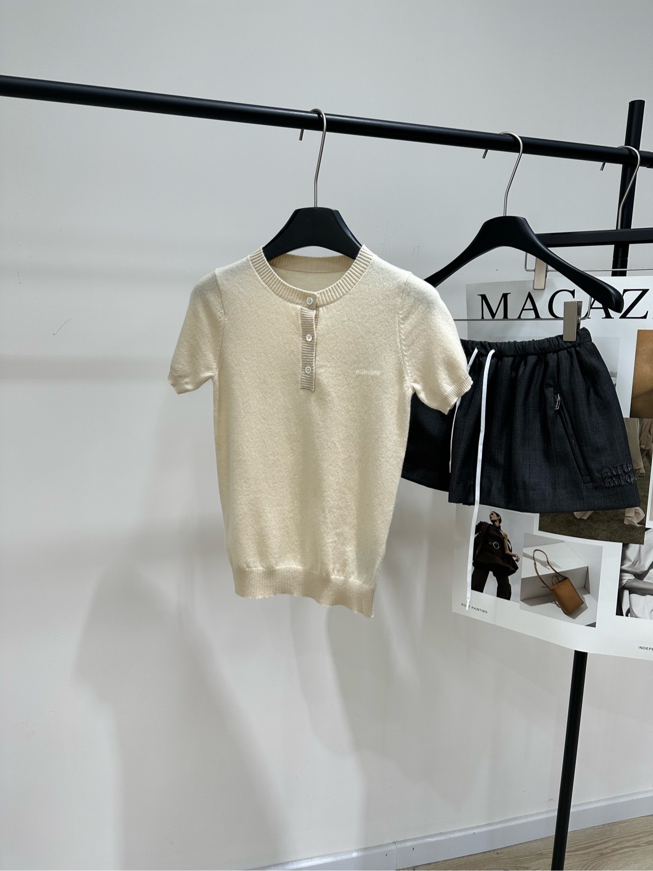 NO:586880,[M apricot three-button round neck knitted short sleeves], fabric cashmere blend, color apricot Miu cashmere short-sleeved sweater Miu Miu new autumn and winter cashmere short-sleeved sweater Nude color is gentle and versatile, raglan design modifies the shoulder line 3 mother-of-pearl buttons are retro and exquisite Cashmere material is soft and skin-friendly, can be worn alone or layered in spring and autumn. Layered sweaters are also great in autumn and winter, perfect for layering  The intarsia logo is low-key and recognizable, with a college style. It combines a little sexy and can be easily used for commuting and dating. It is a fashionable item with practicality and design! Laying size  There will be an error of 2~3cm due to manual measurement, which is within the normal range,,miumiu,sweaters,T-shirt,alexander wang19860909【M杏色三扣圆领针织短袖】 ,面料羊绒混纺 颜色杏色 Miu羊绒短袖针织衫 钟Miu Miu秋冬新款羊绒短袖针织衫 裸色温柔百搭,插肩设计修饰肩线 3颗珍珠母纽扣复古精致 羊绒材质软糯亲肤,春秋可单穿或内搭 秋冬叠穿毛衣也很 出彩,层次感满分 嵌花徽标低调有辨识度,学院风 融合小性感,通勤约会都能轻松驾驭 是实用又有设计感的时髦单品! 平铺尺码 S肩宽31,胸围72弹力,衣长54,袖长19 M肩宽32,胸围76弹力,衣长55,袖长20 L肩宽33,胸围80弹力,衣长56,袖长21 手工测量会有2～3cm误差属于正常范围,,miumiu,sweaters,T-shirt,alexander wang,Women's clothing