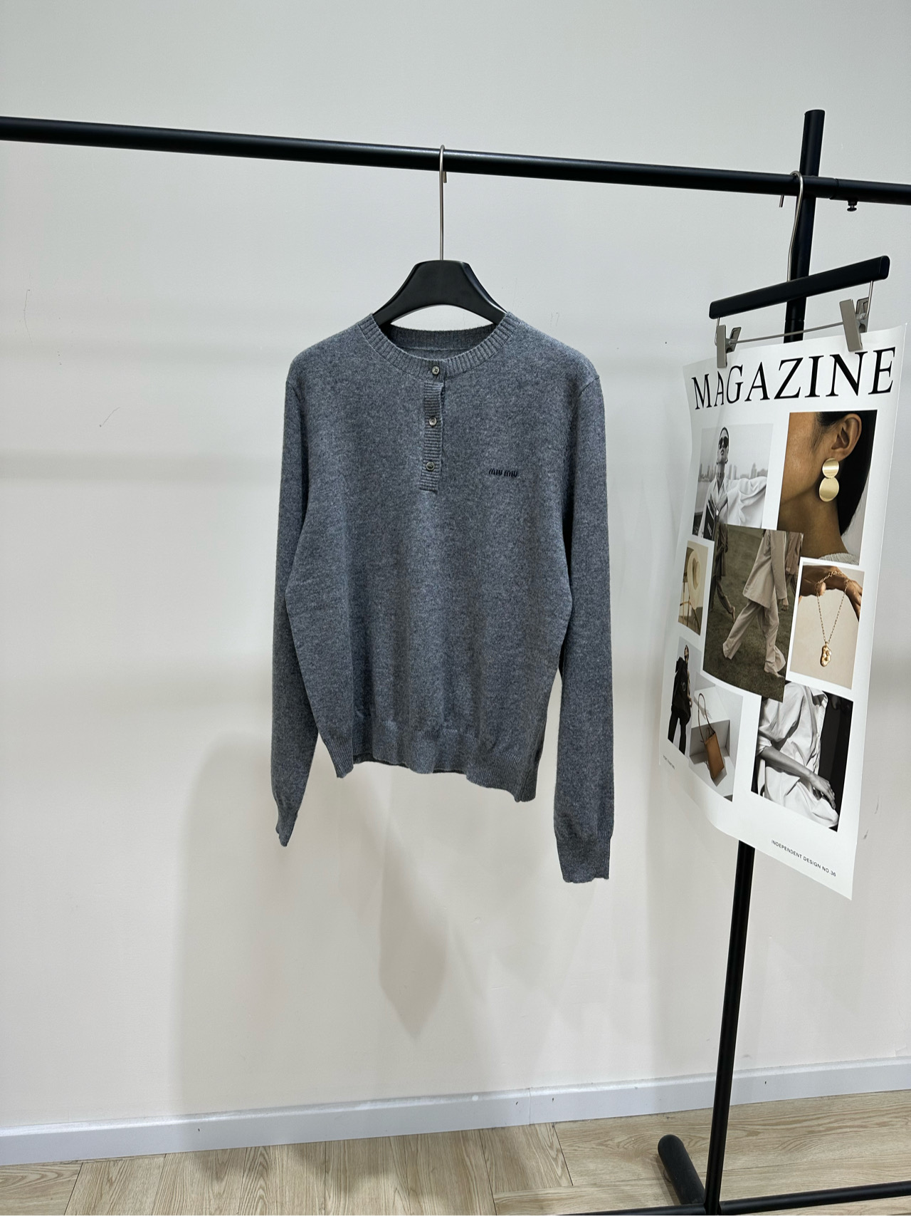 NO:586881,[M gray three-button long-sleeved crew neck sweater], fabric cashmere blend, color gray Miu gray cashmere knitted cardigan, soft and delicate, super comfortable to wear in autumn and winter! Classic Henry collar + shell buttons, perfect details. Wool lettering on the chest, low-key and textured Gray clip-on design, versatile and not picky. It can be worn alone or layered. It can be used for commuting and leisure ~ Tight knitting, warm and fashionable, it is a must-have and practical item for autumn and winter wardrobe! Flat size  S shoulder width 40, chest circumference 102, length 58, sleeve length 66 M shoulder width 41, chest circumference 106, length 59, sleeve length 67 L shoulder width 42, chest circumference 110, length 60, sleeve length 68 There will be an error of 2 to 3cm in manual measurement, which is within the normal range,,miumiu,sweaters,alexander wang19860909【M灰色三扣长袖圆领毛衣】 ,面料羊绒混纺 颜色灰色 Miu灰色羊绒针织开衫,柔软细腻 秋冬穿超舒服!经典亨利领+贝壳纽扣,细节满分 胸前字母挂毛工艺,低调又有质感 灰色夹花设计,百搭不挑人 单穿叠穿都OK 通勤休闲都能驾驭~针织紧密 保暖又时髦,是秋冬衣橱必备实用单品! 平铺尺码 S肩宽40,胸围102,衣长58,袖长66 M肩宽41,胸围106,衣长59,袖长67 L肩宽42,胸围110,衣长60,袖长68 手工测量会有2～3cm误差属于正常范围,,miumiu,sweaters,alexander wang,Women's clothing