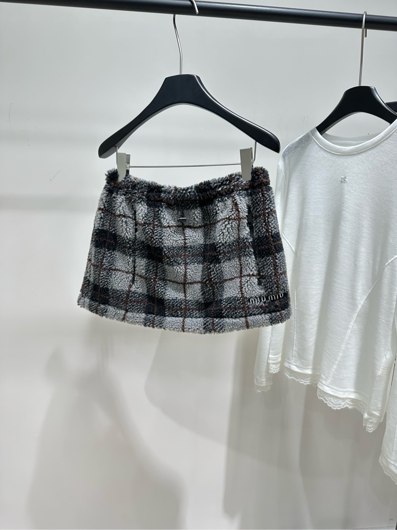 NO:587504,[M gray and black plaid imitation lambswool skirt], fabric polar fleece, color gray and black plaid, Miu plaid polar fleece skirt, gray and black plaid + soft polar fleece, fluffy and skin-friendly texture, super comfortable to wear in autumn and winter! Skirt design + elastic waist, easy to put on and take off, full score for fit. Pair with high collar bottoming or tube top. Stacked for more layering, paired with Martin boots or short boots. You can easily style it sweet or retro~  It is suitable for daily commuting and casual occasions. Practical and fashionable, it is a must-have item for autumn and winter wardrobes! Flat size unlined S waist 68 elastic, hip 100, skirt length 31 M waist 72 elastic, hip 104, skirt length 32 L waist 76 elastic, hip 108, skirt length 33 There will be an error of 2 to 3cm in manual measurement, which is within the normal range,,miumiu,boots,skirts,alexander wang19860909【M灰黑格纹仿羊羔毛短裙】 ,面料摇粒绒 颜色灰黑格纹 Miu格纹摇粒绒半身裙 灰黑格纹+柔软摇粒绒 质感蓬松又亲肤,秋冬穿超舒服! 短裙设计+松紧腰,穿脱方便,贴合度满分计 内搭高领打底或抹胸 叠穿更有层次感,配马丁靴或短靴 甜酷or复古风都能轻松拿捏~ 日常通勤、休闲场合都很适合 实用又时髦,是秋冬衣橱必备单品! 平铺尺码无内衬 S腰围68弹力,臀围100,裙长31 M腰围72弹力,臀围104,裙长32 L腰围76弹力,臀围108,裙长33 手工测量会有2～3cm误差属于正常范围,,miumiu,boots,skirts,alexander wang,Women's clothing