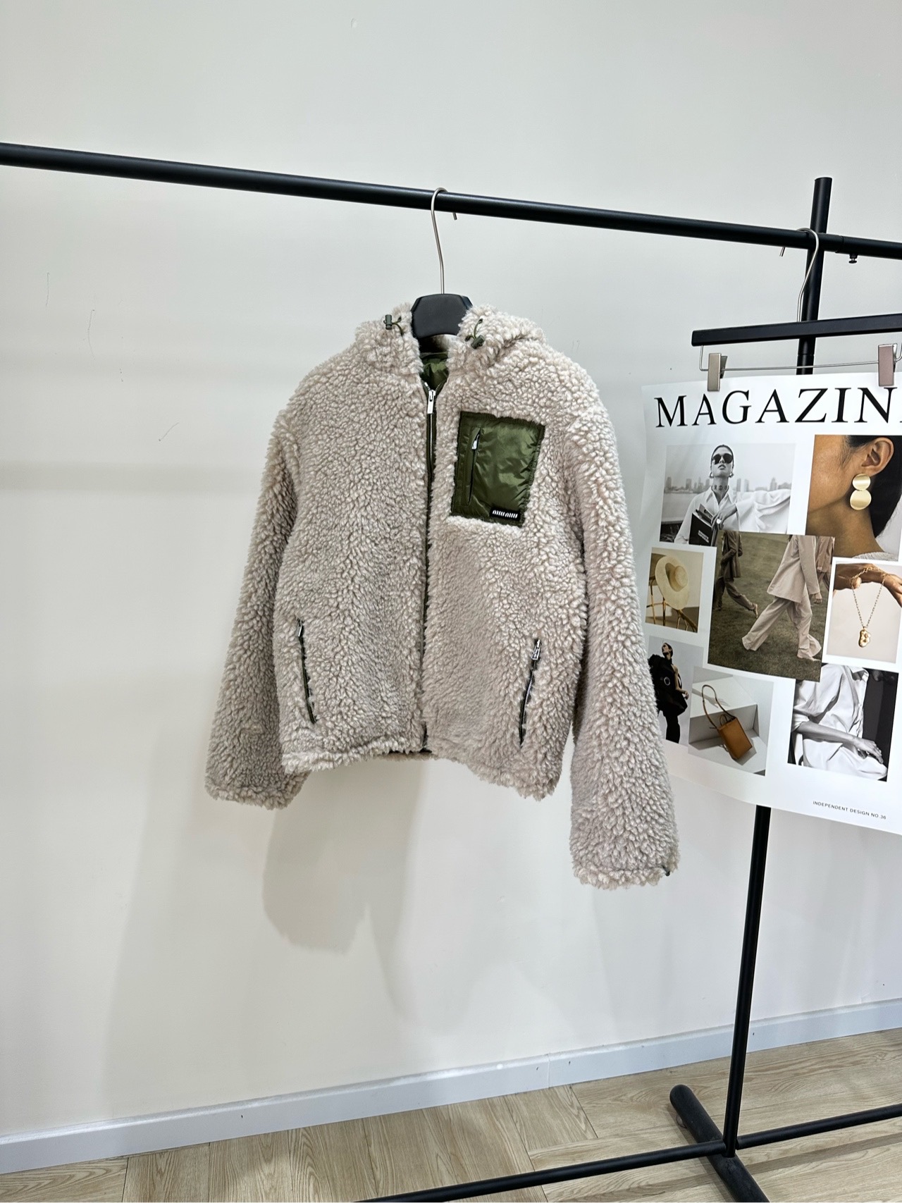 NO:591084,[M oatmeal color hooded lamb wool hooded jacket], fabric lamb wool + polyester fiber (filled with cotton inside) color oatmeal Miu teddy velvet jacket, soft lamb wool material, warm and light, perfect for autumn and winter! Military green pocket + metal zipper, full of details hooded drawstring design, practical and small in appearance, can be easily controlled for commuting, dating, and going out. Flexible matching, can hold sweet, cool, gentle, and lazy styles~  The classic style is not easy to go out of style, and it is a must-have practical item in autumn and winter! Flat size S shoulder width 45, bust 110, length 61, sleeve length 64 M shoulder width 46, bust 114, length 62, sleeve length 65 L shoulder width 47, chest 118, length 63, sleeve length 66 There will be an error of 2 to 3cm in manual measurement, which is within the normal range,,miumiu,jackets & coats,hats,alexander wang19860909【M燕麦色连帽羊羔毛连帽外套】 ,面料羊羔毛+聚酯纤维（内里夹棉） 颜色燕麦色 Miu泰迪绒外套,柔软羊羔毛材质 保暖又轻盈,秋冬穿超合适! 军绿色口袋+金属拉链,细节满分钟 连帽抽绳设计,实用又显脸小 通勤、约会、出街都能轻松驾驭 搭配灵活,甜酷、温柔、慵懒风都能hold住~ 经典版型不易过时,是秋冬必入的实用单品! 平铺尺码 S肩宽45,胸围110,衣长61,袖长64 M肩宽46,胸围114,衣长62,袖长65 L肩宽47,胸围118,衣长63,袖长66 手工测量会有2～3cm误差属于正常范围,,miumiu,jackets & coats,hats,alexander wang,Women's clothing