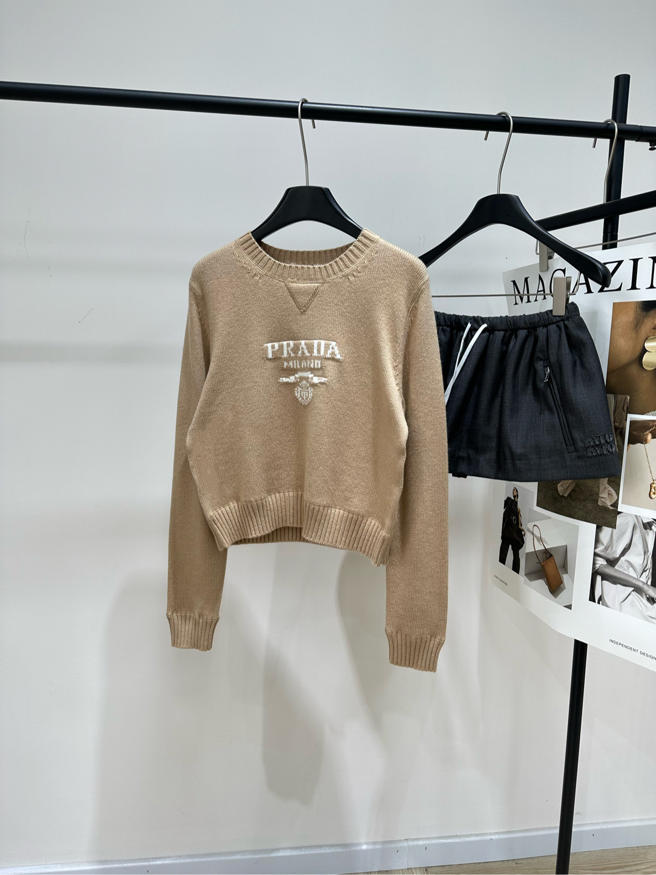 NO:591088,[P milk tea color letter jacquard round neck long-sleeved sweater], fabric cashmere blend, color milk tea Prad* This logo jacquard short sweater is made of high-quality cashmere material, soft and skin-friendly, super comfortable to wear in autumn and winter, milk tea color retro and versatile, classic logo embroidery on the chest, low-key and recognizable. Short design + ribbing, round neck and cuffs, modify body proportions. It is fashionable with high-waisted pants or skirts, and can be easily worn for commuting and leisure.  It is a must-have and practical item for the autumn and winter wardrobe! Flat size S shoulder width 37, bust 90 stretch, length 47, sleeve length 65 M shoulder width 38, bust 94 stretch, length 48, sleeve length 66 L shoulder width 39, bust 98 stretch, dress length 49, sleeve length 67 Manual measurement will have an error of 2 to 3cm, which is within the normal range, prada, skirts, sweaters, alexander wang19860909【P奶茶色字母提花圆领长袖毛衣】 ,面料羊绒混纺 颜色奶茶色 Prad*这款Logo提花短款毛衣 采用高品质羊绒材质,柔软亲肤 秋冬穿超舒服 奶茶色复古百搭 胸前经典Logo刺绣,低调又有辨识度 短款设计+罗纹 圆领和袖口,修饰身形比例 搭配高腰裤或半裙都很时髦 通勤休闲都能轻松驾驭 是秋冬衣橱必备实用单品! 平铺尺码 S肩宽37,胸围90弹力,衣长47,袖长65 M肩宽38,胸围94弹力,衣长48,袖长66 L肩宽39,胸围98弹力,衣长49,袖长67 手工测量会有2～3cm误差属于正常范围,,prada,skirts,sweaters,alexander wang,Women's clothing