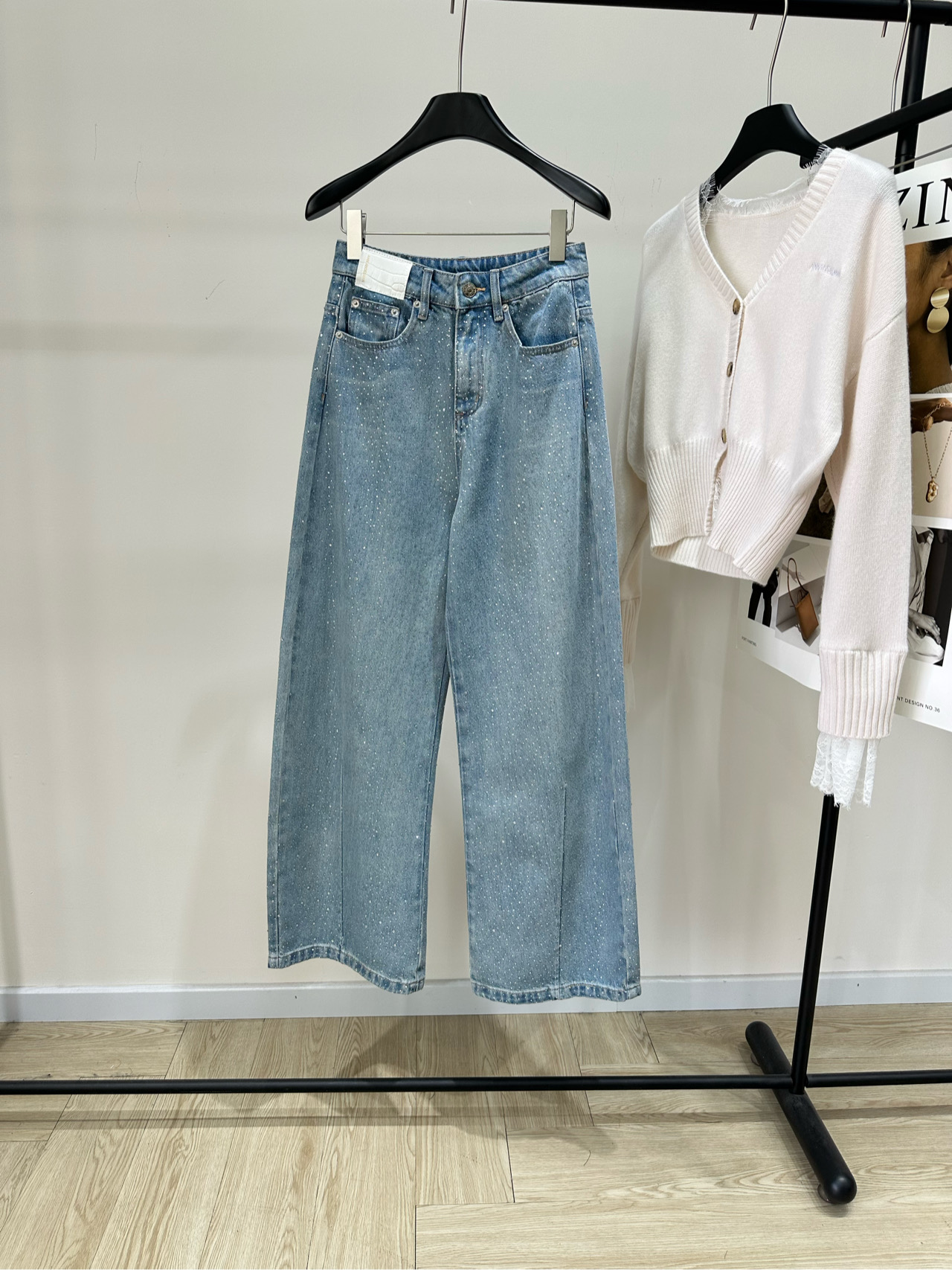 NO:591091,[Ann's light blue denim trousers with permed diamonds], fabric, denim cotton, color light blue annandelman light blue flash jeans. These light blue flash jeans are embellished with sequins and diamonds, visually very eye-catching. Loose wide-leg design, covering the flesh and slimming, suitable for all leg types. The light blue tone is fresh and versatile. It can be easily worn for daily outings, concerts, and parties! Pair it with a crop top or knitted cardigan. It has a lazy retro feel and is paired with thick-soled shoes or sneakers.  Stylish and comfortable, you can easily get Korean sweet and cool style ~ Flat size S waist 66, hip 96, pants length 107 M waist 70, hips 100, pants length 108 L waist 74, hips 104, pants length 109 Manual measurement will have an error of 2 to 3cm, which is within the normal range, sneakers, jeans, alexander wang19860909【Ann浅蓝满烫钻牛仔长裤】 ,面料,牛仔棉 颜色浅蓝 annandelman浅蓝色爆闪牛仔裤 这条浅蓝色爆闪牛仔裤 裤身点缀亮片和钻饰,视觉超吸睛计 宽松阔腿设计,遮肉显瘦,适合各种腿型 浅蓝色调清新百搭 日常出街、演唱会、派对都能轻松驾驭! 搭配短款上衣或针织开衫 慵懒复古感满满,配厚底鞋或运动鞋 时髦又舒适,轻松get韩系甜酷风~ 平铺尺码 S腰围66,臀围96,裤长107 M腰围70,臀围100,裤长108 L腰围74,臀围104,裤长109 手工测量会有2～3cm误差属于正常范围,,sneakers,jeans,alexander wang,Women's clothing