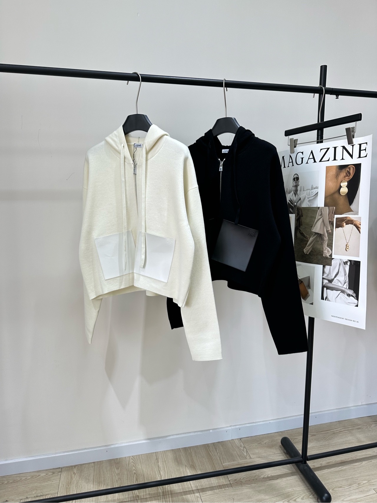 NO:591097,[loe black and white leather pocket hooded zipper cardigan], fabric wool blended color white, black Loew* 25Fw new autumn and winter leather brand wool zipper hooded knitted cardigan丨 High-end production!  Soft waxy wool knitted fabric has a gentle matte texture, which is warm against the skin but not stuffy. Iconic embossed leather tag + bumper pockets. Hood + drawstring + full zipper design, full of relaxation. Slightly loose and short silhouette, just stuck at the waistline. Pair it with high-waisted pants/skirts to show off your proportions instantly!  Flat size S shoulder width 54, chest 114, length 52, sleeve length 60 M shoulder width 55, chest 118, length 53, sleeve length 61 L shoulder width 56, chest 122, length 54, sleeve length 62 Manual measurement will have an error of 2 to 3cm, which is within the normal range, loewe, skirts, hats, alexander wang19860909【loe黑白皮口袋连帽拉链开衫】 ,面料羊毛混纺 颜色白色、黑色 Loew* 25Fw秋冬新款 皮牌羊毛拉链连帽针织开衫丨 高版出品！软糯羊毛针织面料 自带温柔雾面质感,贴肤暖而不闷 标志性压纹皮牌+撞料口袋 连帽+抽绳+全拉链设计,松弛感拉满 微宽松短款廓形,刚好卡在腰线位置 搭高腰裤/裙秒显比例！ 平铺尺码 S肩宽54,胸围114,衣长52,袖长60 M肩宽55,胸围118,衣长53,袖长61 L肩宽56,胸围122,衣长54,袖长62 手工测量会有2～3cm误差属于正常范围,,loewe,skirts,hats,alexander wang,Women's clothing