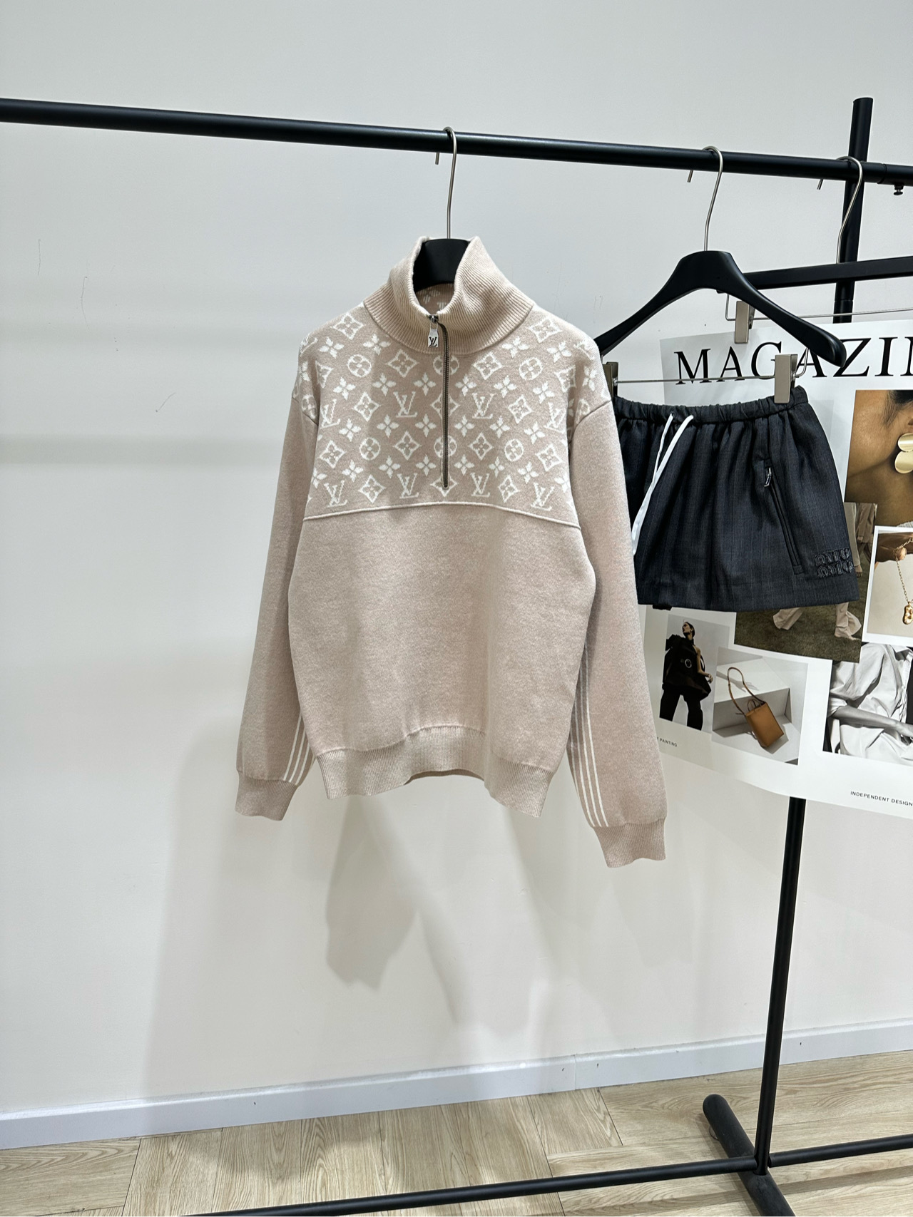 NO:591104,[LV apricot four-leaf clover half-zip long-sleeved sweater], fabric wool blend, color apricot, LV 2025 autumn and winter SKI series sweater, made of wool yarn, soft and comfortable, very suitable for autumn and winter! Half-zip design is easy to put on and take off. Lapel + jacquard clover logo on the chest. Cuff stripes embellishment, full of college style and very delicate. Milky white tone is versatile, easy to control for commuting and leisure. It can be worn by both men and women, fashionable and practical, it is a must-have item for autumn and winter!  Flat size S shoulder width 46, bust 100, length 64, sleeve length 62 M shoulder width 47, chest 104, length 65, sleeve length 63 L shoulder width 48, bust 108, length 66, sleeve length 64 Manual measurement will have an error of 2 to 3cm, which is within the normal range, louis vuitton, sweaters, alexander wang19860909【lv杏色四叶草半拉链长袖毛衣】 ,面料羊毛混纺 颜色杏色 LV 2025秋冬SKI系列针织衫,采用羊毛纱线 柔软舒适,秋冬穿超合适! 半拉链设计方便穿脱 翻领+胸前四叶草徽标提花 袖口条纹点缀,学院风满满又很精致 奶白色调百搭,通勤休闲都能轻松驾驭 男女都能穿,时尚又实用,是秋冬必备单品! 平铺尺码 S肩宽46,胸围100,衣长64,袖长62 M肩宽47,胸围104,衣长65,袖长63 L肩宽48,胸围108,衣长66,袖长64 手工测量会有2～3cm误差属于正常范围,,louis vuitton,sweaters,alexander wang,Women's clothing