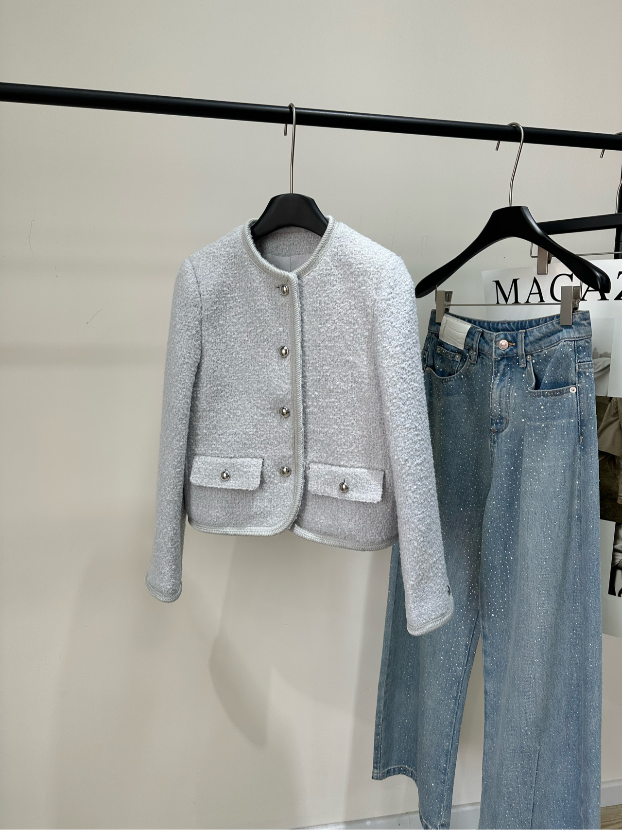 NO:591574,a【ce glacier blue silver button tweed jacket】, fabric wool tweed, color haze blue Ce*CHELSEA tweed short jacket, made of wool + mulberry silk and nylon blend, soft and skin-friendly, warm and comfortable. Classic box design, round neck + single-breasted + three-dimensional pocket, perfect retro elegance. Ivory white number is versatile, short tailoring modifies body proportions, easily creates a nine-headed body effect, whether commuting, socializing or leisure occasions  They are all easy to control and look great with skirts or jeans. Layering adds more layering and style. Flat size S shoulder width 37, bust 90, length 49, sleeve length 59 M shoulder width 38, bust 94, length 50, sleeve length 60 L, shoulder width 39, bust 98, length 51, sleeve length 61. There will be an error of 2 to 3cm in manual measurement, which is normal, skirts, jeans, jackets &  coats,alexander wang19860909a【ce冰川蓝银扣粗花呢外套】 ,面料羊毛粗花呢 颜色雾霾蓝 Ce*CHELSEA花呢短外套 采用羊毛+桑蚕丝丝和锦纶混纺 触感柔软亲肤,保暖又舒适 经典箱型设计,圆领+单排扣+立体兜盖 复古优雅气质满分 象牙白色号百搭,短款剪裁修饰身材比例 轻松打造九头身效果 无论通勤、社交还是休闲场合 都能轻松驾驭,搭配裙装或牛仔裤都很出彩 叠穿更显层次感和格调计 平铺尺码 S肩宽37,胸围90,衣长49,袖长59 M肩宽38,胸围94,衣长50,袖长60 L,肩宽39,胸围98,衣长51,袖长61 手工测量会有2～3cm误差属于正常范围,,skirts,jeans,jackets & coats,alexander wang,Women's clothing