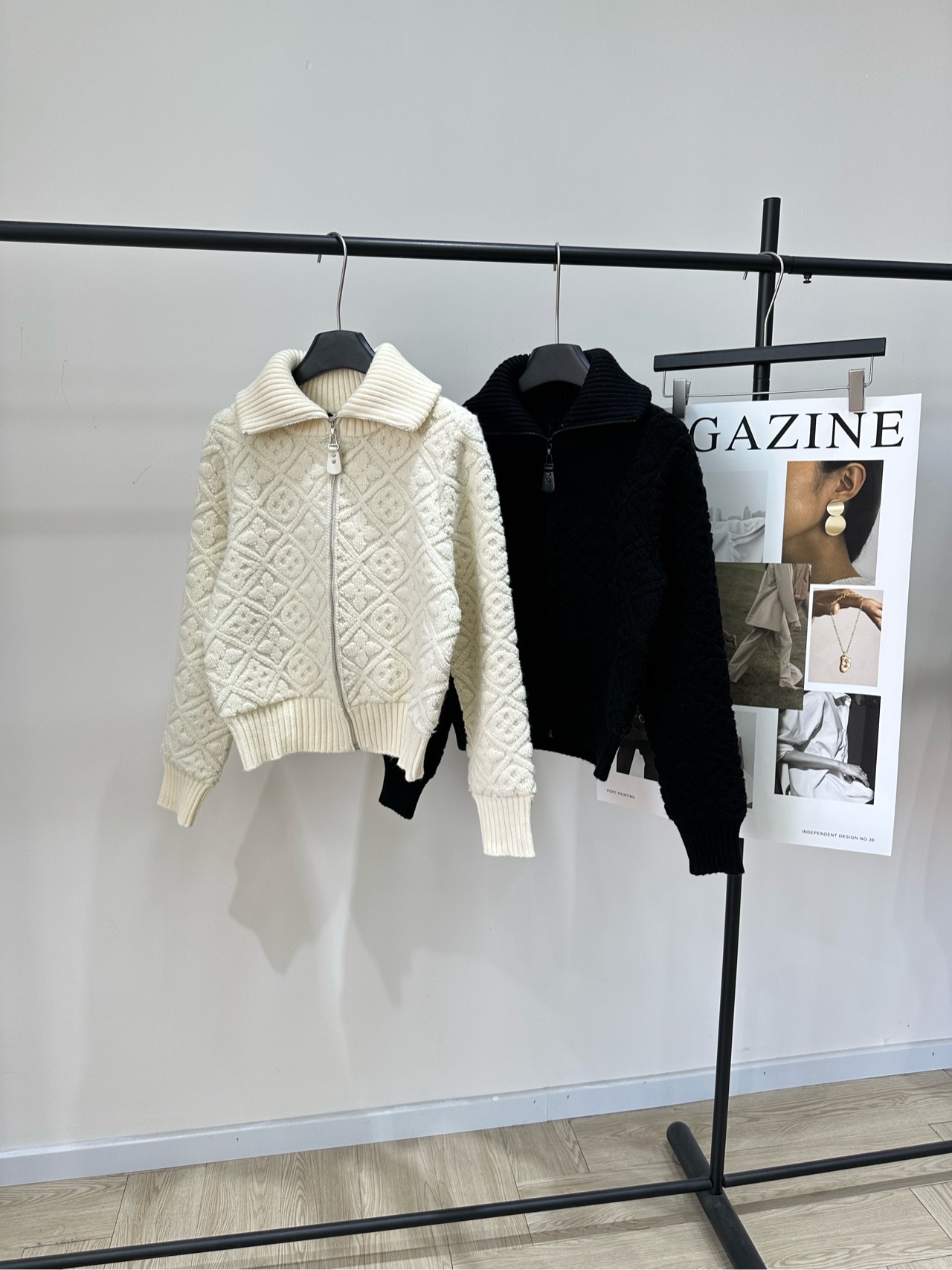 NO:591580,[LV black and white embossed four-leaf clover zipper lapel jacket] ?, fabric wool blend, color milky white, black LV ski series knitted jacket, milky white tone + three-dimensional presbyopia jacquard, perfect texture! Wool cashmere blend, soft and warm, very suitable for autumn and winter. A thick sweater jacket. Lapel zipper design, easy to put on and take off. The short cut makes you taller and slimmer, and it is super stylish with high-waisted pants and skirts. It can be easily used for daily commuting and leisure.  Fashionable and practical, it is a popular item for LV in autumn and winter! Flat size S shoulder width 38, bust 92, dress length 51, sleeve length 61 M shoulder width 39, chest 96, dress length 52, sleeve length 62 L shoulder width 40, chest 100, dress length 53, sleeve length 63 There will be an error of 2 to 3cm in manual measurement, which is within the normal range, louis vuitton, skirts, jackets & coats, sweaters, alexander  wang19860909【lv黑白浮雕四叶草拉链翻领外套】 ? ,面料羊毛混纺 颜色奶白色、黑色 LV滑雪系列针织外套 奶白色调+立体老花提花,质感满分! 羊毛羊绒混纺,柔软又保暖,秋冬穿超合适 厚实的一件毛衣外套 翻领拉链设计,穿脱方便 短款剪裁显高显瘦,搭高腰裤裙超有型计 日常通勤、休闲都能轻松驾驭 时尚又实用,是LV秋冬热门单品! 平铺尺码 S肩宽38,胸围92,衣长51,袖长61 M肩宽39,胸围96,衣长52,袖长62 L肩宽40,胸围100,衣长53,袖长63 手工测量会有2～3cm误差属于正常范围,,louis vuitton,skirts,jackets & coats,sweaters,alexander wang,Women's clothing