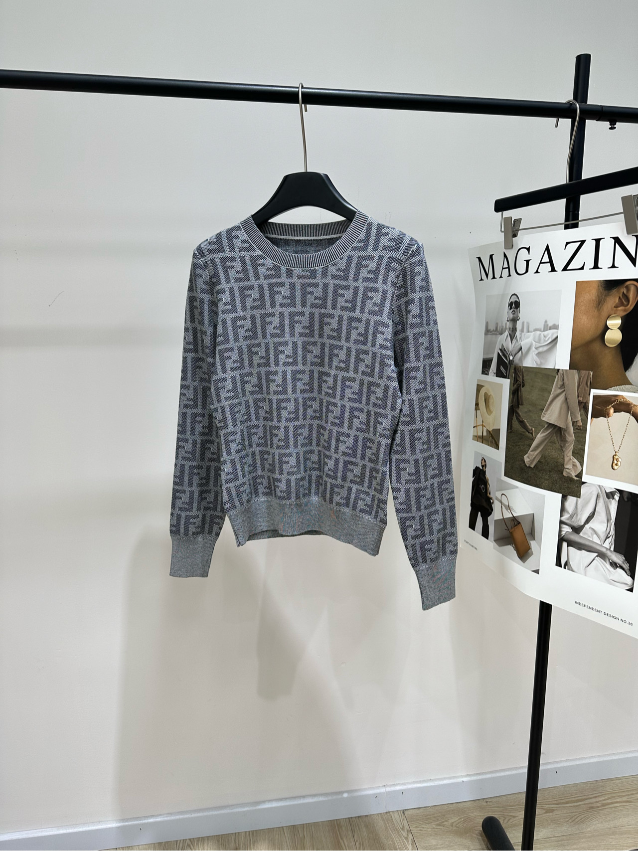 NO:591586,[FF gray and black letter jacquard long-sleeved sweater], made of viscose fiber, gray and black color matching, Fendi classic FF presbyopic sweater, soft and warm, perfect for autumn and winter! Fully printed with the FF logo, the brand is highly recognizable. The fashionable round neck design is simple and elegant. The cuffs and hem are ribbed, comfortable and durable. It can be easily matched for daily commuting or leisure. It is great to wear alone or layered, and can easily enhance the texture of the outfit. Flat size  S Shoulder width 37, chest circumference 82 stretch, length 54, sleeve length 61 M Shoulder width 38, bust 86 stretch, length 55, sleeve length 62 L Shoulder width 39, bust 70 stretch, length 56, sleeve length 63 Manual measurement will have an error of 2 to 3cm, which is within the normal range, fendi, sweaters, alexander wang19860909【FF灰黑字母提花长袖毛衣】 ,面料粘胶纤维 颜色灰黑拼色 Fendi经典FF老花针织衫 柔软又保暖,秋冬穿超合适! 满印FF标志,品牌辨识度超高 时尚感满分圆领设计简约大方 袖口和下摆罗纹收口,舒适又耐穿 日常通勤、休闲都能轻松搭配 单穿或内搭都很出彩,轻松提升穿搭质感 平铺尺码 S肩宽37,胸围82弹力,衣长54,袖长61 M肩宽38,胸围86弹力,衣长55,袖长62 L肩宽39,胸围70弹力,衣长56,袖长63 手工测量会有2～3cm误差属于正常范围,,fendi,sweaters,alexander wang,Women's clothing