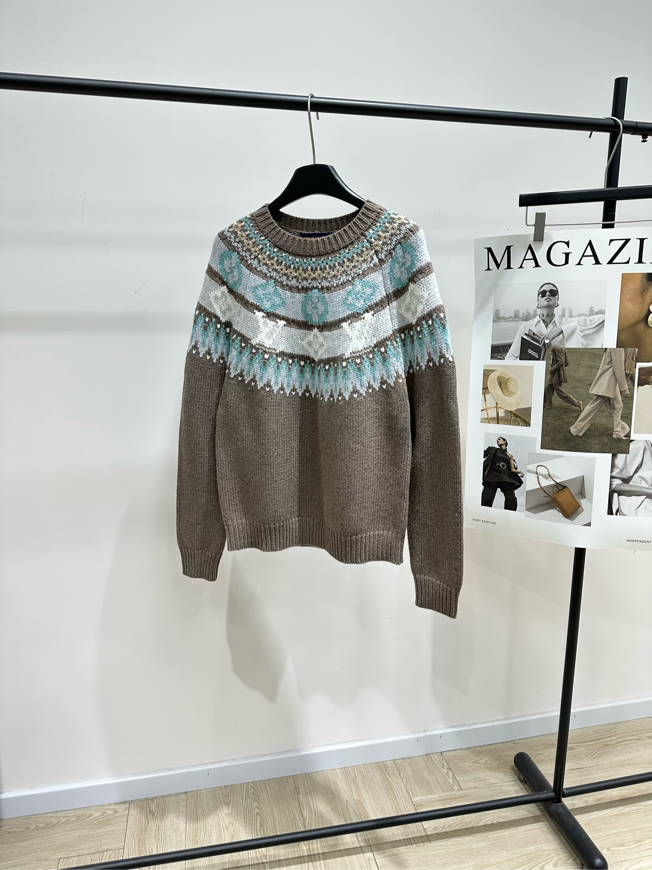 NO:592016,[LV blue and brown four-leaf clover Fair Isle sweater], fabric alpaca blend, color blue and brown, LV 2025 autumn and winter ski series Fair Isle sweater, same style as Zhong Chuxi! Brown wool blend, blue brown and white Fair Isle jacquard on the chest, full of retro feel. Fluffy and soft, super warm in autumn and winter. The jacquard details on the neckline and shoulders are super eye-catching. It goes well with jeans or skirts. It can be easily worn in daily life or on vacation.  It is a must-have fashion item in autumn and winter! Flat size S Raglan sleeves, bust 106, dress length 62, shoulder sleeve length 80 M Raglan sleeves, bust 110, dress length 63, shoulder sleeve length 81 L Raglan sleeves, bust 114, dress length 64, shoulder sleeve length 82 Manual measurement will have an error of 2 to 3cm, which is within the normal range, louis vuitton, skirts, jeans, sweaters, alexander wang19860909【lv蓝棕色四叶草费尔岛毛衣】 ,面料羊驼毛混纺 颜色蓝棕拼色 LV 2025秋冬滑雪系列费尔岛毛衣 钟楚曦同款!棕色羊毛混纺 胸前蓝棕白费尔岛提花,复古感满满计 蓬松软糯,秋冬穿超保暖 领口肩部提花细节超吸睛 搭配牛仔裤或半裙都很出彩 日常或度假都能轻松驾驭 是秋冬必入的时尚单品! 平铺尺码 S插肩袖,胸围106,衣长62,肩袖长80 M插肩袖,胸围110,衣长63,肩袖长81 L插肩袖,胸围114,衣长64,肩袖长82 手工测量会有2～3cm误差属于正常范围,,louis vuitton,skirts,jeans,sweaters,alexander wang,Women's clothing