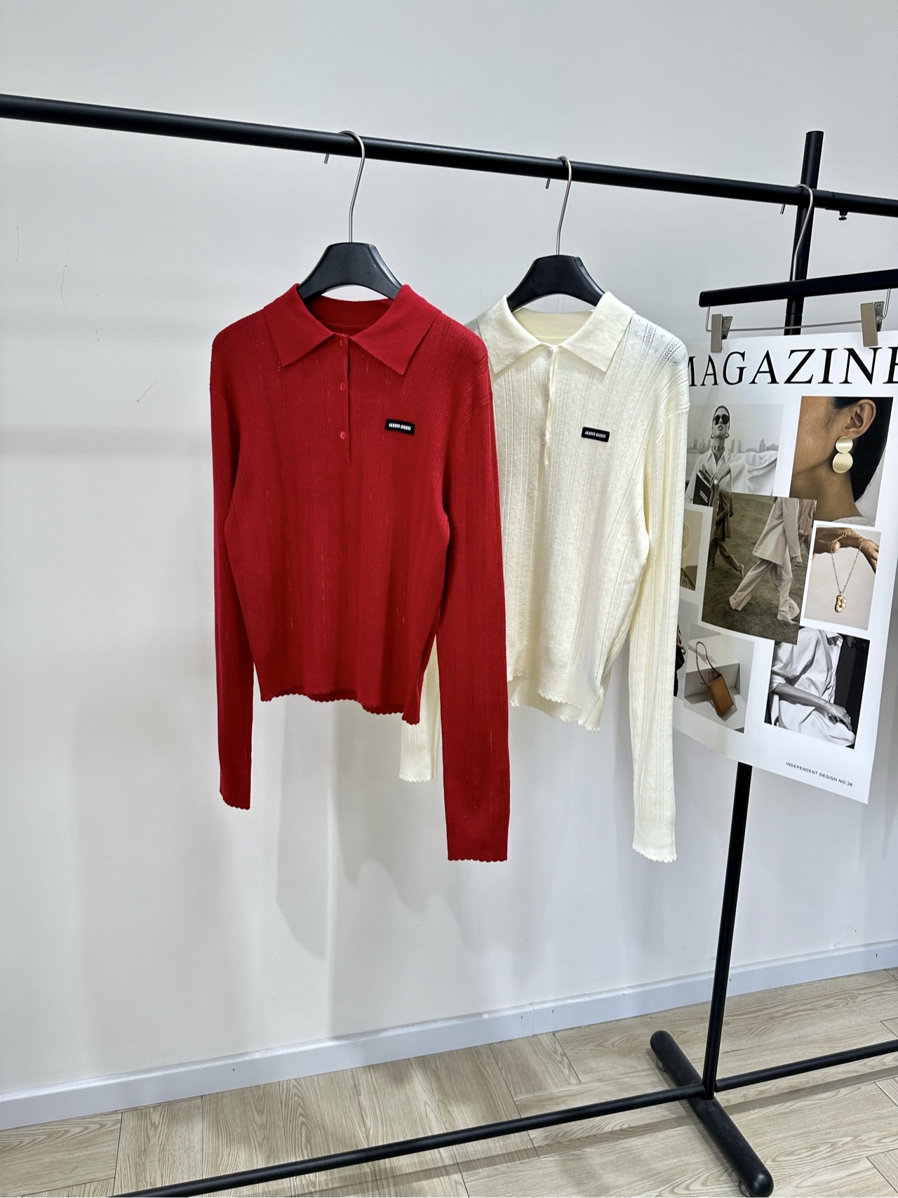 NO:605370,[M hollow logo polo three-button sweater], cashmere blended fabric, color red, off-white, Miu New Year's limited edition red knitted polo shirt, soft knitted fabric, comfortable and versatile, full of festive atmosphere! Classic lapel + button placket, brand logo on the chest is very recognizable. Slim cut, looks great when worn alone or layered with shirts. Easily create college style or retro style. Red means auspiciousness and celebration, perfect for Spring Festival and festival occasions.  Fashionable and ceremonial flat size S shoulder width 42, bust 88 stretch, length 57, sleeve length 64 M shoulder width 43, bust 92 stretch, dress length 58, sleeve length 65 L shoulder width 44, chest 96 stretch, dress length 59, sleeve length 66 Manual measurement will have an error of 2 to 3cm, which is within the normal range,,miumiu,shirts,alexander wang19860909【M镂空徽标polo三扣针织衫】 ,面料羊绒混纺 颜色红色、米白 Miu新年限定红色针织Polo衫 柔软针织面料,舒适又百搭 节日氛围感满满! 经典翻领+纽扣开襟 胸前品牌徽标超有辨识度钟 修身剪裁,单穿或叠搭衬衫都很出彩 轻松打造学院风or复古风 红色寓意吉祥喜庆,春节、节日场合穿它超应景 时髦又有仪式感 平铺尺码 S肩宽42,胸围88弹力,衣长57,袖长64 M肩宽43,胸围92弹力,衣长58,袖长65 L肩宽44,胸围96弹力,衣长59,袖长66 手工测量会有2～3cm误差属于正常范围,,miumiu,shirts,alexander wang,Women's clothing