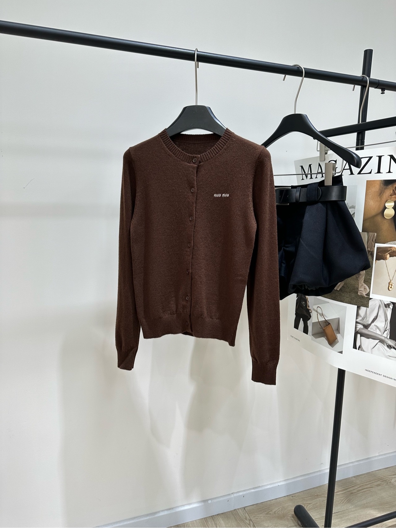 NO:605756,[M coffee color small label round neck single-breasted cardigan], fabric cashmere blend, color coffee color Miu's coffee color knitted cardigan, cashmere blend material, soft and warm, super comfortable to wear in autumn and winter! Round neck + button placket design. Brand logo on the chest, low-key and recognizable. Slim version, slim and versatile. Pair with skirt or high-waisted pants. Easily get college style or commuter style. Suitable for various body types, practical and fashionable.  It is a must-have item for the autumn and winter wardrobe! Flat size S shoulder width 34, bust 80 stretch, length 53, sleeve length 63 M shoulder width 35, bust 84 stretch, length 54, sleeve length 64 L shoulder width 36, bust 88 stretch, length 55, sleeve length 65 Manual measurement will have an error of 2 to 3cm, which is within the normal range,,miumiu,skirts,alexander wang19860909【M咖色小标圆领单排扣开衫】 ,面料羊绒混纺 颜色咖色 Miu这款咖色针织开衫 羊绒混纺材质,柔软又保暖 秋冬穿超舒服!圆领+纽扣开襟设计 胸前有品牌徽标,低调又有辨识度计 修身版型,显瘦又百搭 搭配半裙或高腰裤 轻松get学院风or通勤风 适合多种身材,实用又时髦 是秋冬衣橱必备单品! 平铺尺码 S肩宽34,胸围80弹力,衣长53,袖长63 M肩宽35,胸围84弹力,衣长54,袖长64 L肩宽36,胸围88弹力,衣长55,袖长65 手工测量会有2～3cm误差属于正常范围,,miumiu,skirts,alexander wang,Women's clothing