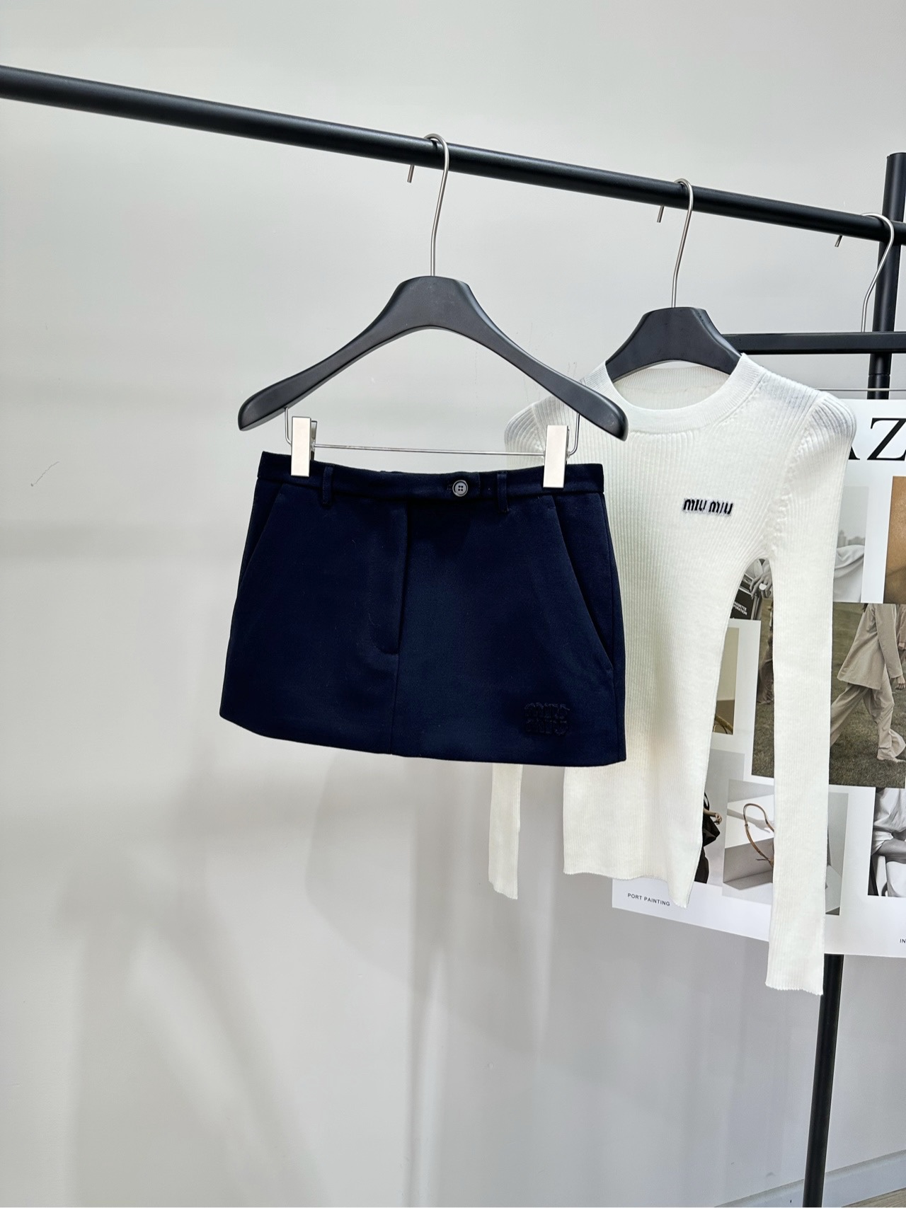 NO:606174,[M navy blue solid color appliqué letter suit skirt], fabric nylon + viscose fiber, color navy blue Miu navy blue suit skirt, made of thick fabric, perfect for autumn and winter! Simple design + front stitching, full of three-dimensionality, small letter embroidery in the lower left corner is super detailed~ High-waist tailoring to modify the waistline. It is OK to match with sweaters, shirts or sweaters. It can be worn for commuting and leisure! The skirt is moderately long. With boots or short boots, a leg length of 1.8 meters is not a dream.  It can be easily controlled for daily outings and dates! Flat size S waist 70, hip 88, skirt length 29 M waist 74, hip 92, skirt length 30 L waist 78, hip 96, skirt length 31 Manual measurement will have an error of 2 to 3cm, which is within the normal range, miumiu, boots, hoodie, sweatshirts, skirts, shirts, business suit, alexander wang19860909【M藏蓝纯色贴布字母西装短裙】 ,面料锦纶+粘胶纤维 颜色藏蓝 Miu藏蓝色西装短裙 采用厚实面料,秋冬穿超合适! 简约设计+正面缝线 立体感满满,左下角小字母刺绣超有细节感~ 高腰剪裁修饰腰线 搭配针织衫、衬衫或卫衣都很OK 通勤休闲都能穿!裙长适中 配长筒靴或短靴,腿长一米八不是梦 日常出街、约会都能轻松驾驭! 平铺尺码 S腰围70,臀围88,裙长29 M腰围74,臀围92,裙长30 L腰围78,臀围96,裙长31 手工测量会有2～3cm误差属于正常范围,,miumiu,boots,hoodie,sweatshirts,skirts,shirts,business suit,alexander wang,Women's clothing