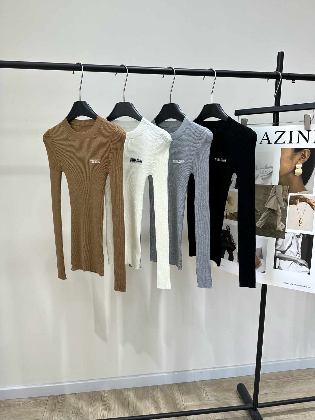 NO:606177,[M four-color cashmere thin knitted bottoming sweater], fabric cashmere + mulberry silk, colors camel, white, gray, black Miumi* 24FW early autumn new style four-color thin knitted sweater, threaded weave, high elastic slim fit, half raglan design, visible slimming micro logo on the chest, low-key and easy to wear, important material, light and comfortable, both looks and feel!  I really love this piece, it can be used as an inner layer. It’s great when worn alone. It’s very tolerant. All in all, it’s easy to wear and match. It’s very girly, so hurry up and get one with your sisters!  Flat size S shoulder width 27, bust 50 stretch, length 57, sleeve length 64 M shoulder width 28, chest 54 stretch, length 58, sleeve length 65 L shoulder width 29, bust 58 stretch, length 59, sleeve length 66 Manual measurement will have an error of 2 to 3cm, which is within the normal range,,miumiu,alexander wang19860909【M四色羊绒薄针织打底衫】 ,面料羊绒+桑蚕丝 颜色驼色、白色、灰色、黑色 Miumi* 24FW早秋新款 四色轻薄针织衫 螺纹织法高弹修身版型,半插肩设计 上身入眼可见的显瘦胸前微标识嵌织logo 低调又好穿 重要材质轻薄舒适 颜值与体感兼具！ 真的超爱的一件,做内搭 单穿都是棒棒的 包容性极佳,总而言之就是好穿又好搭 少女感十足,快跟姐妹人手一件！ 平铺尺码 S肩宽27,胸围50弹力,衣长57,袖长64 M肩宽28,胸围54弹力,衣长58,袖长65 L肩宽29,胸围58弹力,衣长59,袖长66 手工测量会有2～3cm误差属于正常范围,,miumiu,alexander wang,Women's clothing