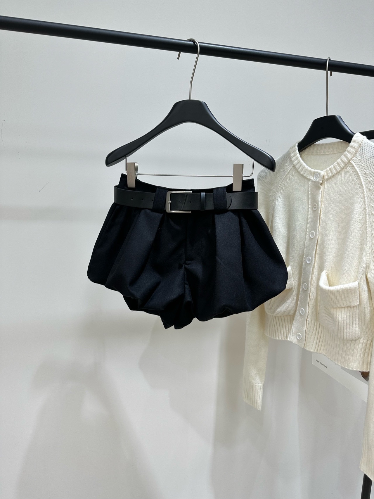 NO:606183,[JR Black Belt Flower Bud Shorts], fabric cotton blend, color black, jorya black flower bud high-waist shorts, these black flower bud high-waist shorts, the fluffy flower bud design is super three-dimensional, with a wide belt, it looks taller and slimmer, and modifies the waistline, which is a bonus. The fabric is light and comfortable, completely OK to wear in autumn! It can be easily used for daily outings, dates, and photo shoots. Just wear a knitted cardigan or shirt to create a sense of atmosphere~  A must-have for petite girls, it looks long and playful, fashionable and practical! Flat size S waist 66, hip 118, pants length 34 M waist 70, hip 122, pants length 35 L waist 74, hip 126, pants length 36 Manual measurement will have an error of 2 to 3cm, which is within the normal range, shorts, shirts, alexander wang19860909【JR黑色腰带花苞短裤】 ,面料 棉混纺 颜色黑色 卓雅jorya 黑色花苞高腰短裤 这款黑色花苞高腰短裤 蓬松花苞设计超有立体感,搭配宽腰带 显高显瘦,修饰腰线超加分计 面料轻盈舒适,秋季穿完全OK! 日常出街、约会、拍照都能轻松驾驭 随便搭个针织开衫或衬衫就很有氛围感~ 小个子女生必入,显腿长又俏皮,时髦又实用! 平铺尺码 S腰围66,臀围118,裤长34 M腰围70,臀围122,裤长35 L腰围74,臀围126,裤长36 手工测量会有2～3cm误差属于正常范围,,shorts,shirts,alexander wang,Women's clothing