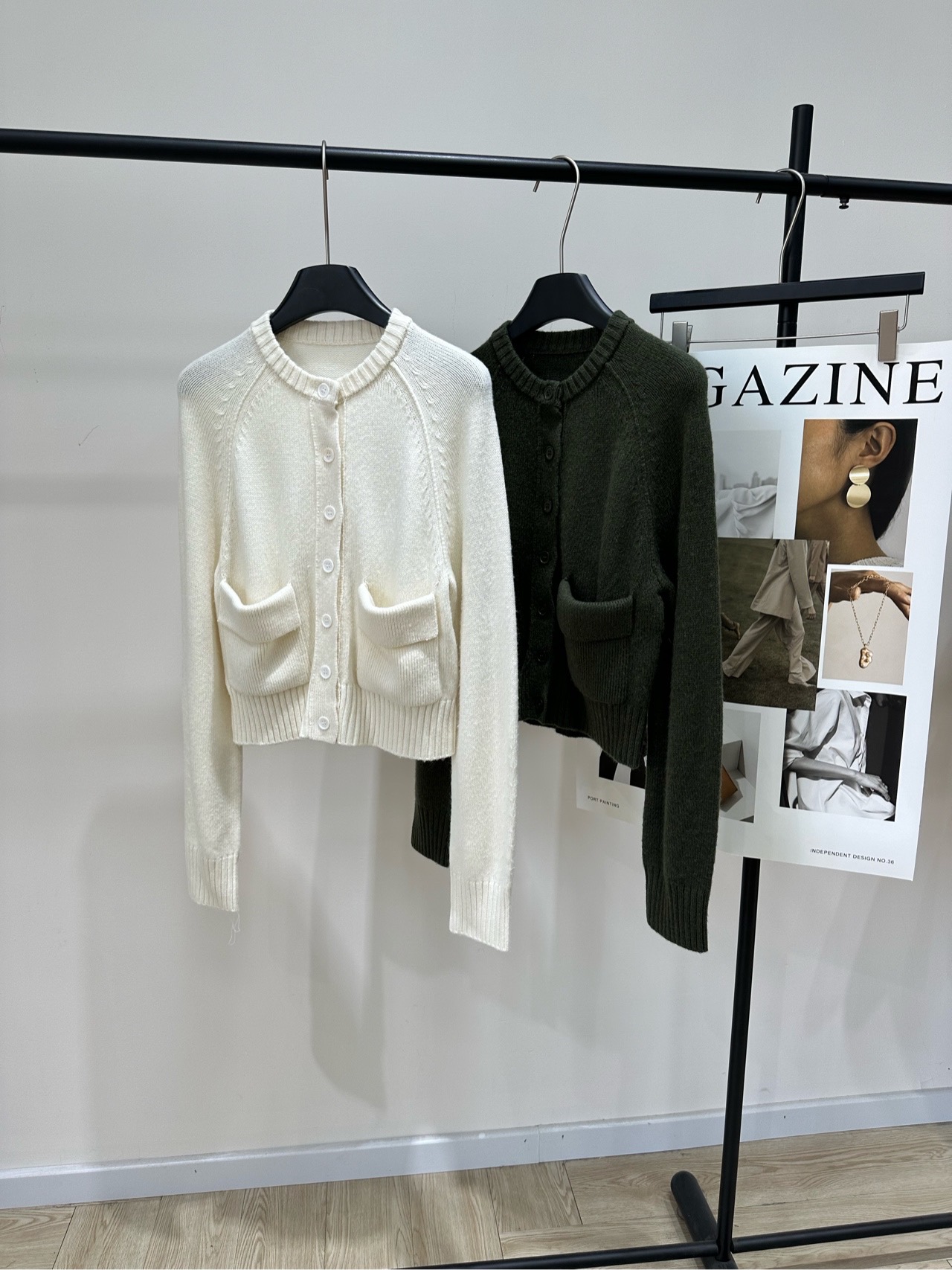 NO:606189,[COS Solid Color Double Pocket Wool Cardigan], made of Australian wool blend. Colors are milky white and dark green. Cos simple style, suitable for daily wear. Easy to match with other clothes. Loose fit, which can elongate the leg line and show better body proportions. Button decoration on the front adds practicality and design. Ribbed design on the cuffs and hem improves the overall texture. It has practical pockets, which is convenient for carrying small items and adds a sense of fashion. It is both practical and fashionable, suitable for various occasions. Flat size  S raglan sleeves, bust 94 stretch, length 51, shoulder sleeve length 73 M Raglan sleeves, bust 98 stretch, sleeve length 53, shoulder sleeve length 74 L Raglan sleeves, bust 102 stretch, sleeve length 55, shoulder sleeve length 75 Manual measurement will have an error of 2 to 3cm, which is normal, alexander wang19860909【cos纯色双口袋羊毛开衫】 ,面料澳羊毛混纺 颜色奶白、墨绿 Cos简约风格,适合日常穿搭 易于搭配其他服饰 宽松版型,能够拉长腿部线条 显得身材比例更好 前襟有纽扣装饰,增加实用性与设计感 袖口和下摆有罗纹设计,提升整体质感 带有实用口袋,既方便携带小物品 又增加了时尚感 既实用又时尚,适合多种场合穿着 平铺尺码 S插肩袖,胸围94弹力,衣长51,肩袖长73 M插肩袖,胸围98弹力,衣长53,肩袖长74 L插肩袖,胸围102弹力,衣长55,肩袖长75 手工测量会有2～3cm误差属于正常范围,,alexander wang,Women's clothing