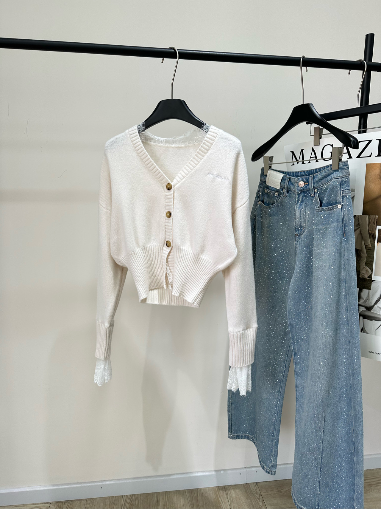 NO:606172,P, [Ann milk white lace waisted V-neck cardigan], fabric, wool + water-soluble lace, color milk white Ann Andelman's milk white V-neck knitted cardigan, cuff lace splicing is very detailed, gentle and delicate, short waist design, showing body proportions, button embellishment, easy to put on and take off, soft and comfortable fabric, can be worn alone or layered in autumn and winter, can be easily controlled for commuting, shopping, and parties, practical and fashionable! Flat size  S Shoulder width 55, chest circumference 102, length 49, sleeve length 61 M Shoulder width 56, bust 106, length 50, sleeve length 62 L Shoulder width 57, chest circumference, length 51, sleeve length 63 There will be an error of 2 to 3cm in manual measurement, which is within the normal range, alexander wang19860909P,【Ann奶白色蕾丝边收腰V领开衫】 ,面料,羊毛+水溶蕾丝 颜色奶白色 Ann Andelman这款奶白色V领针织开衫 袖口蕾丝拼接超有细节感,温柔又精致 短款收腰设计,显身材比例 纽扣点缀,穿脱方便 面料柔软舒适,秋冬单穿或叠搭都很OK 通勤、逛街、聚会都能轻松驾驭,实用又时髦! 平铺尺码 S肩宽55,胸围102,衣长49,袖长61 M肩宽56,胸围106,衣长50,袖长62 L肩宽57,胸围,衣长51,袖长63 手工测量会有2～3cm误差属于正常范围,,alexander wang,Women's clothing