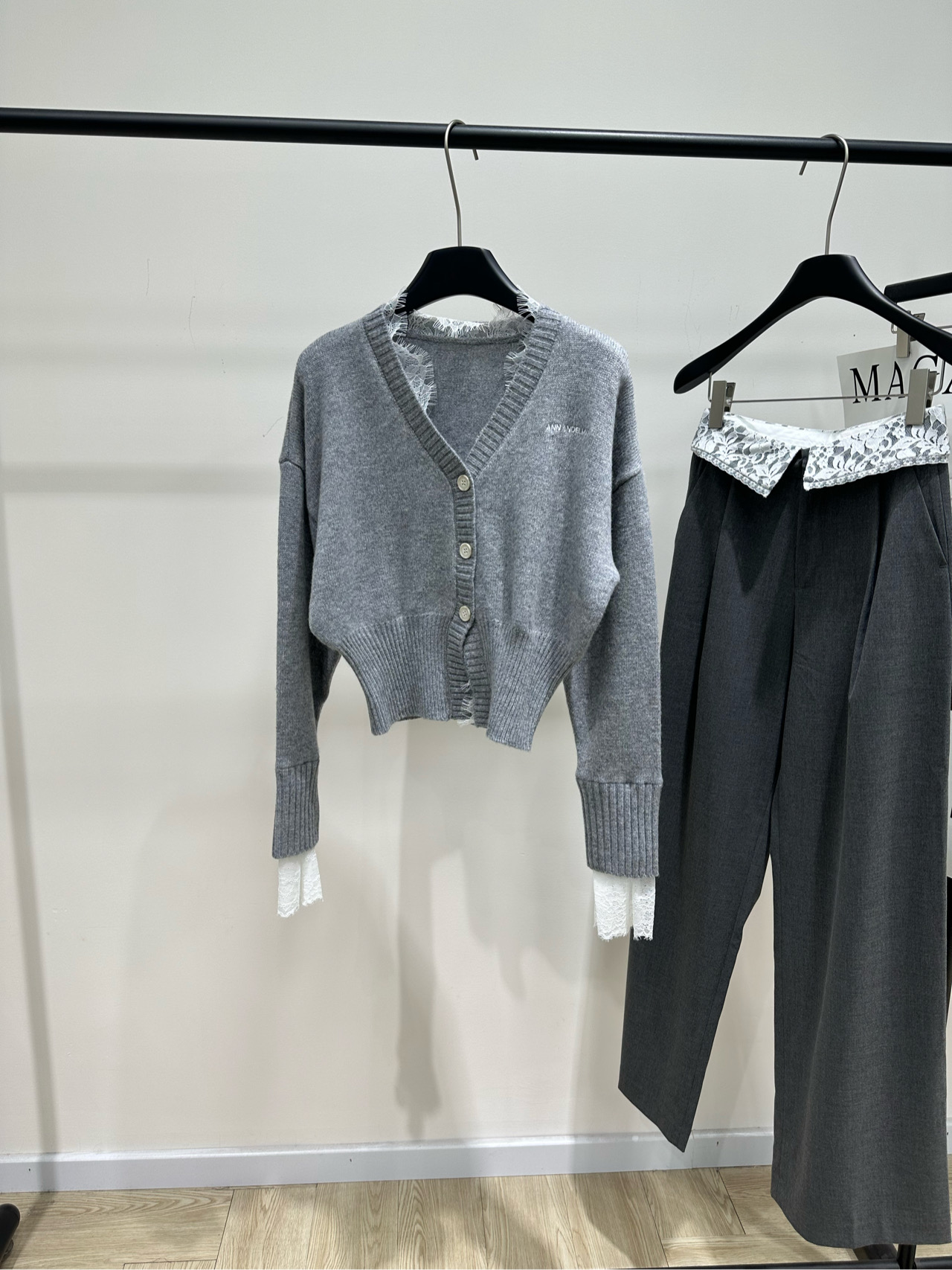 NO:606178,[Ann gray lace waisted V-neck cardigan], fabric, wool + water-soluble lace, color gray Ann Andelman's gray V-neck knitted cardigan. The cuff lace splicing is super detailed, gentle and delicate. Short waist design, showing body proportions. Button embellishment, easy to put on and take off. The fabric is soft and comfortable, and it is OK to wear alone or layered in autumn and winter. It can be easily controlled for commuting, shopping, and parties, practical and fashionable! Flat size  S Shoulder width 55, bust 102, length 49, sleeve length 61 M Shoulder width 56, bust 106, length 50, sleeve length 62 L Shoulder width 57, bust 110, length 51, sleeve length 63 There will be an error of 2 to 3cm in manual measurement, which is normal, alexander wang19860909【Ann灰色蕾丝边收腰V领开衫】 ,面料,羊毛+水溶蕾丝 颜色灰色 Ann Andelman这款灰色V领针织开衫 袖口蕾丝拼接超有细节感,温柔又精致 短款收腰设计,显身材比例 纽扣点缀,穿脱方便 面料柔软舒适,秋冬单穿或叠搭都很OK 通勤、逛街、聚会都能轻松驾驭,实用又时髦! 平铺尺码 S肩宽55,胸围102,衣长49,袖长61 M肩宽56,胸围106,衣长50,袖长62 L肩宽57,胸围110,衣长51,袖长63 手工测量会有2～3cm误差属于正常范围,,alexander wang,Women's clothing