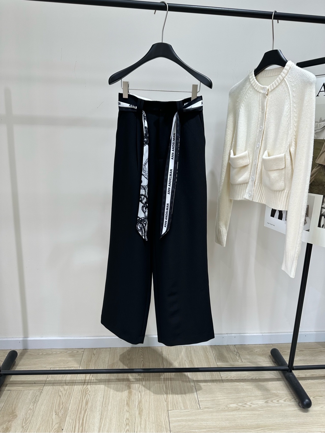 NO:606184,[Ann black silk scarf belt suit trousers], fabric worsted cotton, color black Ann Andelman black trousers, loose straight fit, perfect drape, comfortable to wear and elegant. Black and white printed silk scarf embellishment on the waist, brand letter + pattern design, highly recognizable. Simple but a little special, can be easily used for commuting or leisure. It goes well with sweaters or shirts. Easily create a lazy and high-end style~ Flat size  S waist 66, hip 98, trouser length 107 M waist 70, hip 102, trouser length 108 L waist 74, hip 106, trouser length 109 Manual measurement will have an error of 2 to 3cm, which is within the normal range, shirts, business suit, alexander wang19860909【Ann黑色丝巾腰带西装长裤】 ,面料精纺棉 颜色黑色 Ann Andelman黑色西裤,宽松直筒版型 垂坠感满分,穿着舒适又显气质 腰部黑白印花丝巾点缀,品牌字母+图案设计 辨识度超高计 简约中带点小特别,通勤、休闲都能轻松驾驭 搭配针织衫或衬衫都很出彩 轻松打造慵懒高级感穿搭风格~ 平铺尺码 S腰围66,臀围98,裤长107 M腰围70,臀围102,裤长108 L腰围74,臀围106,裤长109 手工测量会有2～3cm误差属于正常范围,,shirts,business suit,alexander wang,Women's clothing