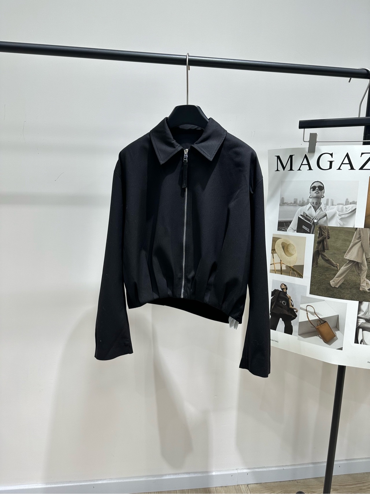 NO:606190,[loe black pleated leather label zipper jacket], fabric worsted cotton + mulberry silk, color black Loew* 25Fw new autumn and winter style balloon silhouette short jacket | high version produced!  Presented in soft light brown tones, it is simple yet high-end. The front has a neat lapel and zipper design, while the asymmetrical hand-made pleats on the back are the finishing touch. It is as natural and casual as art, breaking the conventional sense of regularity. It injects flexibility and creativity into the overall shape. It is paired with the brand's iconic leather label to low-key highlight the brand identity. Whether it is for daily outings or paired with other items, it can easily show unique fashion taste and personality. Flat size  S shoulder width 50, chest circumference 130, length 53, sleeve length 56 M shoulder width 51, chest circumference 134, length 54, sleeve length 57 L shoulder width 52, chest circumference 138, length 55, sleeve length 58 Manual measurement will have an error of 2~3cm, which is within the normal range, loewe, jackets & coats, jackets & coats, alexander wang19860909【loe黑色褶皱皮标拉链夹克】 ,面料精纺棉+桑蚕丝 颜色黑色 Loew* 25Fw秋冬新款 气球廓形短款夹克外套丨高版出品！ 以柔和的浅棕色调呈现 简约又不失高级感 正面是利落的翻领与拉链设计 而背后的不对称手工褶皱则是点睛之笔 如艺术般自然随性,打破常规的规整感 为整体造型注入灵动与创意 搭配品牌标志性皮标,低调彰显品牌身份 无论是日常出街还是搭配其他单品 都能轻松展现独特的时尚品味与个性魅力 平铺尺码 S肩宽50,胸围130,衣长53,袖长56 M肩宽51,胸围134,衣长54,袖长57 L肩宽52,胸围138,衣长55,袖长58 手工测量会有2~3cm误差属于正常范围,,loewe,jackets & coats,jackets & coats,alexander wang,Women's clothing