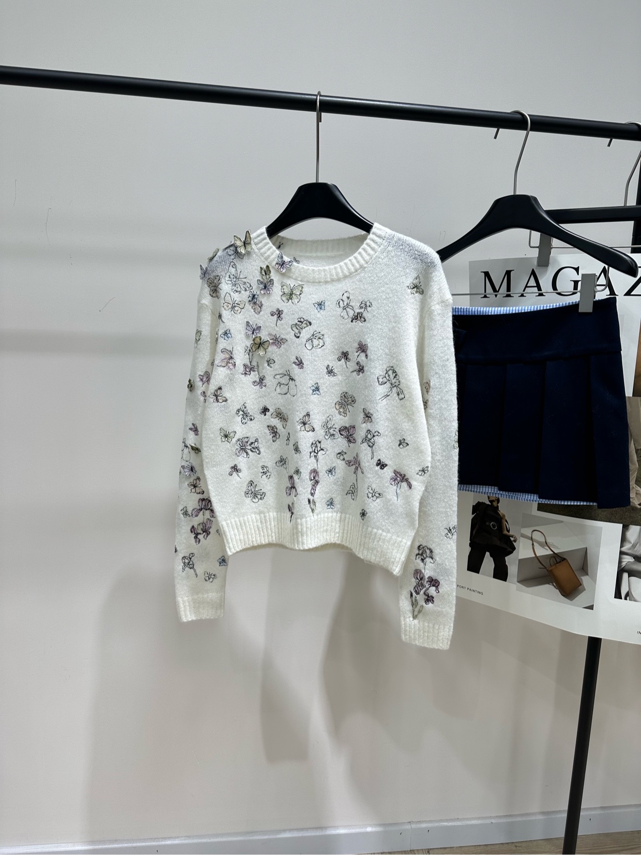 NO:606196,[DR three-dimensional butterfly embroidery long-sleeved round neck sweater], color white, fabric alpaca + cashmere + mulberry silk Dior three-dimensional butterfly knitted sweater 2026 early spring series three-dimensional butterfly knitted sweater alpaca + mulberry silk + cashmere blend, soft and warm White base with 20 three-dimensional butterfly embroidery, super exquisite details full of fairy spirit! Loose fit + piled sleeves Great for daily wear or with light-colored skirts, easily create an elegant atmosphere ~ Maria  The final work of Grazia Chiuri, full of collection value. Flat size S shoulder width 45, chest circumference 92, length 49, sleeve length 57 M shoulder width 46, chest circumference 96, length 50, sleeve length 58 L shoulder width 47, chest circumference 100, length 51, sleeve length 59. There will be an error of 2 to 3cm in manual measurement, which is within the normal range, dior, skirts, sweaters, alexander wang19860909【DR立体蝴蝶刺绣长袖圆领毛衣】 ,颜色白色 面料羊驼毛+羊绒+桑蚕丝 Dior立体蝴蝶针织毛衣 2026早春系列立体蝴蝶针织毛衣 羊驼毛+桑蚕丝+羊绒混纺,柔软又保暖计 白色底配20只立体蝴蝶刺绣,细节超精致 仙气满满!宽松版型+堆堆袖 日常穿搭或搭配浅色裙装都很出彩 轻松打造优雅氛围感~ Maria Grazia Chiuri收官之作,收藏价值拉满 平铺尺码 S肩宽45,胸围92,衣长49,袖长57 M肩宽46,胸围96,衣长50,袖长58 L肩宽47,胸围100,衣长51,袖长59 手工测量会有2～3cm误差属于正常范围,,dior,skirts,sweaters,alexander wang,Women's clothing