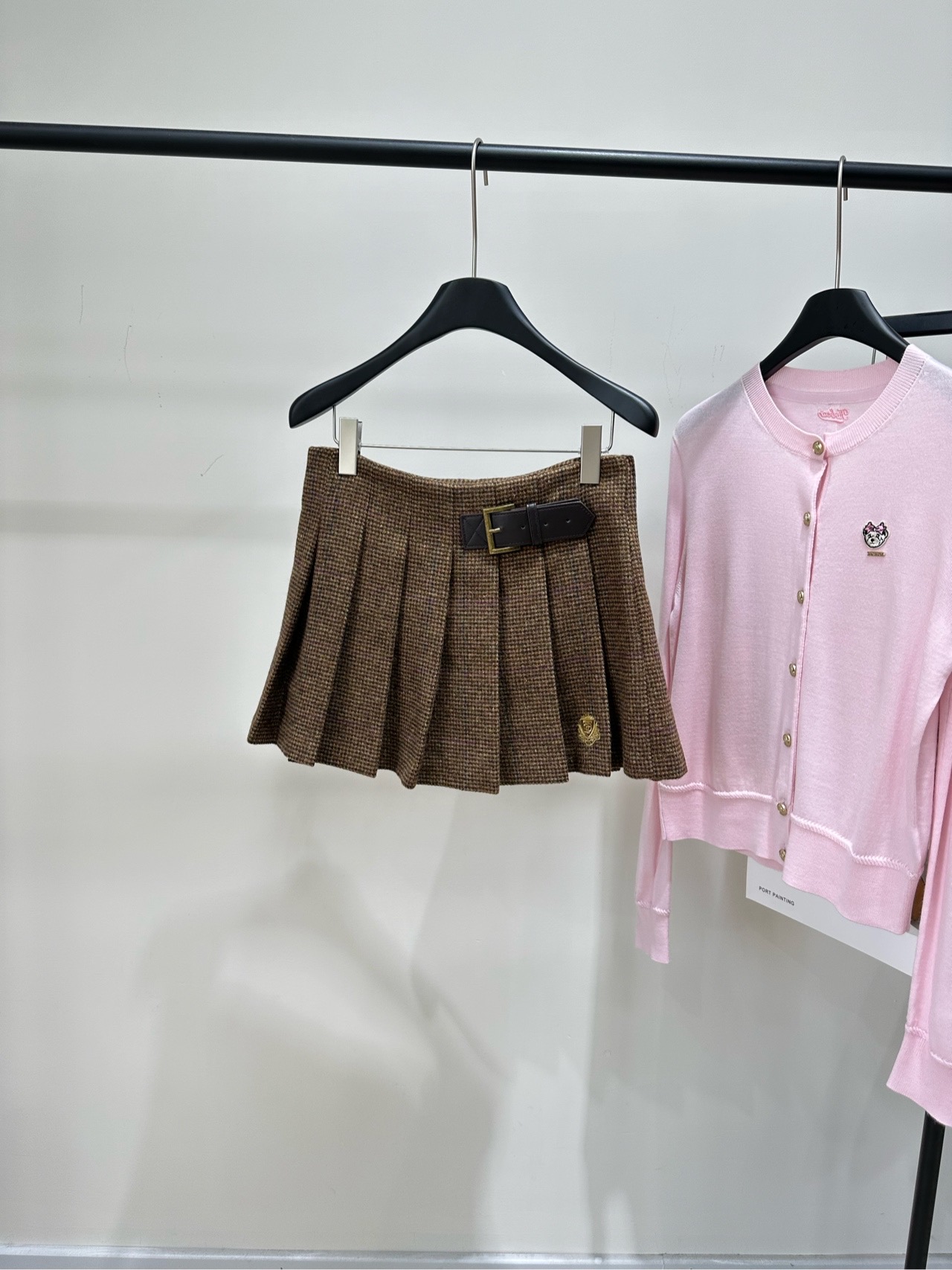 NO:607099,[Zhao Lusi Brown Fine Plaid Leather Buckle Pleated Short Skirt], made of wool tweed, color brown plaid, Zhao Lusi's same style brown plaid pleated skirt, college style design, woolen material is soft and warm, perfect for autumn and winter! High waist + pleated skirt, lengthening legs and modifying body proportions. Belt full of retro feel. Skirt plaid + embroidery details, exquisite and durable. Easily manage daily commuting, campus wear or festival atmosphere. Pair with knitted cardigan or jacket.  Gentle and sweet or retro college style, you can switch between flat sizes. S waist 68, hip 100, skirt length 34. M waist 72, hip 104, skirt length 35. L waist 76, hip, skirt length 36. There will be an error of 2 to 3cm due to manual measurement, which is within the normal range. Skirts, jackets & coats, jackets & coats, alexander wang19860909【赵露思棕色细格皮扣百褶短裙】 ,面料羊毛粗花呢 颜色棕色格纹 赵露思同款棕色格纹百褶裙 学院风设计 毛呢材质柔软又保暖,秋冬穿超合适! 高腰+百褶裙摆,显腿长还修饰身材比例 腰带复古感满满 裙身格纹+刺绣细节,精致又耐看 日常通勤、校园穿搭或节日氛围都能轻松驾驭 搭配针织开衫或夹克外套 温柔甜美or复古学院风随心切换 平铺尺码 S腰围68,臀围100,裙长34 M腰围72,臀围104,裙长35 L腰围76,臀围,裙长36 手工测量会有2～3cm误差属于正常范围,,skirts,jackets & coats,jackets & coats,alexander wang,Women's clothing