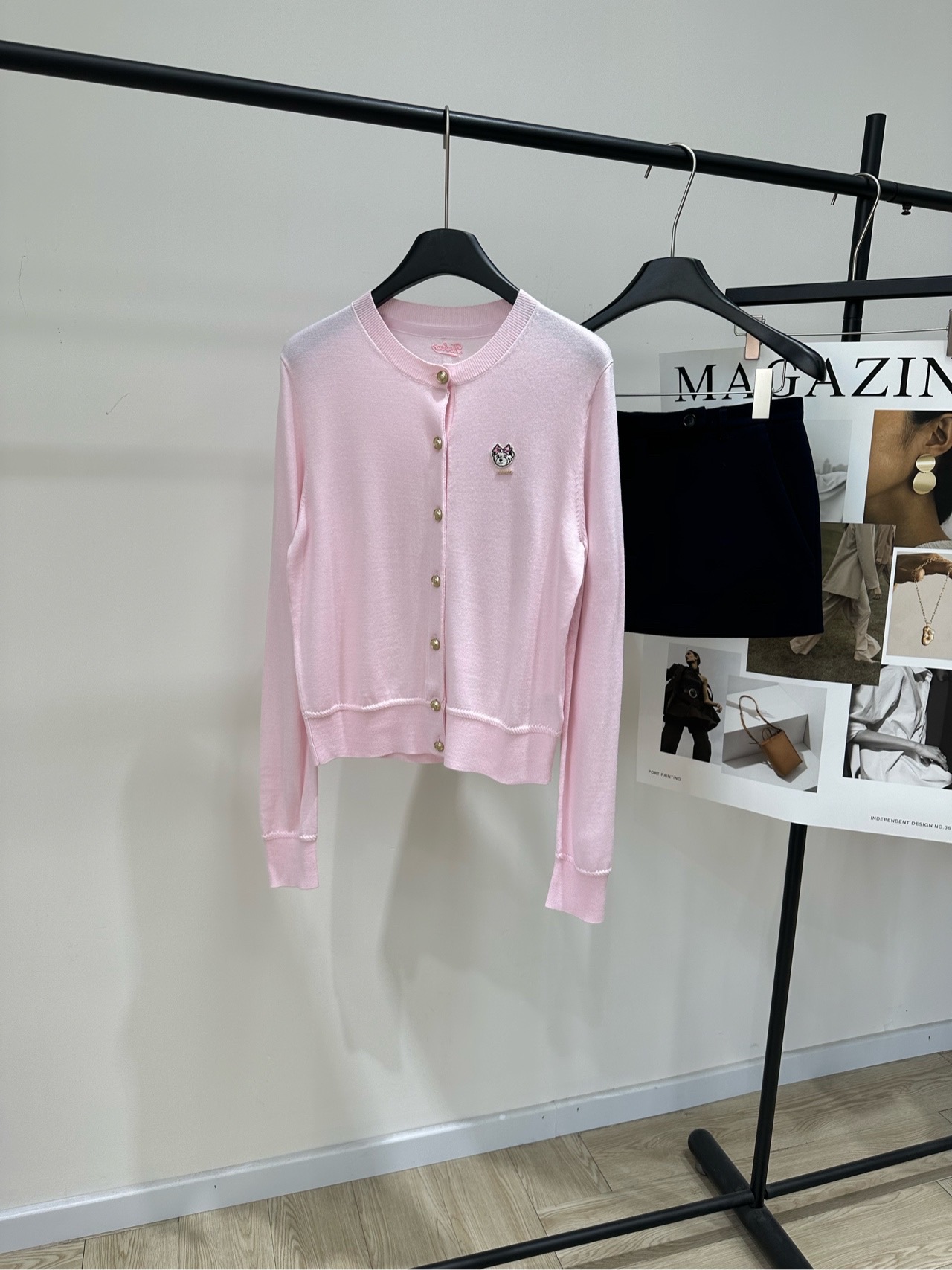 NO:607111,[TW Light Pink Cartoon Bear Wool Cardigan], made of ultra-fine wool and light pink color. Zhao Lusi’s same style Teenie Weenie pink knitted cardigan. Sheep wool, soft and skin-friendly, super comfortable to wear in autumn and winter! Round neck + metal buttons + bear embroidery, sweet college style. The short design makes you taller and slimmer. It looks great with pleated skirts or high-waisted pants. It can be easily used for commuting, dating, and daily life. The pink color is gentle and versatile, and the low saturation makes it more elegant.  It is a must-have and practical item for the autumn and winter wardrobe! Flat size S shoulder width 40, chest girth 90 stretch, length 54, sleeve length 68 M shoulder width 41, chest girth 94 stretch, dress length 55, sleeve length 69 L shoulder width 42, bust 98 stretch, dress length 56, sleeve length 70 There will be an error of 2 to 3cm in manual measurement, which is normal, skirts, alexander wang19860909【TW浅粉色卡通小熊羊毛开衫】 ,面料超细羊毛 颜色浅粉色 赵露思同款Teenie Weenie粉色针织开衫 绵羊毛,柔软亲肤,秋冬穿超舒服! 圆领+金属纽扣+小熊刺绣,甜美学院风满分 短款设计显高显瘦 搭百褶裙或高腰裤都超好看 通勤、约会、日常都能轻松驾驭计 粉色温柔百搭,低饱和度更显气质 是秋冬衣橱必备实用单品! 平铺尺码 S肩宽40,胸围90弹力,衣长54,袖长68 M肩宽41,胸围94弹力,衣长55,袖长69 L肩宽42,胸围98弹力,衣长56,袖长70 手工测量会有2～3cm误差属于正常范围,,skirts,alexander wang,Women's clothing