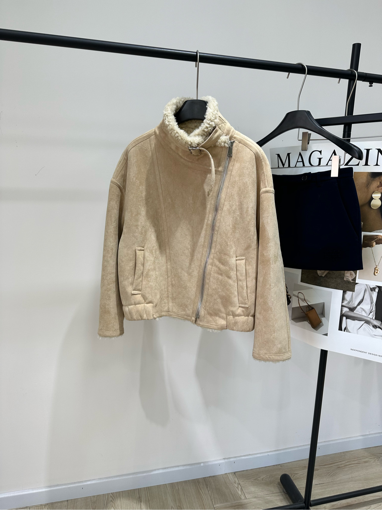 NO:607129,[IRO khaki fur all-in-one motorcycle jacket], made of suede + lamb hair, color khaki IRO Night show style imitation suede jacket, French minimalist style, environmentally friendly fur all-in-one material, imitation suede outer layer, velvet lining inside, warm and comfortable. Khaki color is low-key and versatile, short design + stand-up collar zipper, full of retro modernity, super stylish for autumn and winter wear! Suitable for a variety of body types, can be easily used for commuting and leisure.  Practical and fashionable, it is a must-have item for the autumn and winter wardrobe. Flat size S Shoulder width 58, bust 122, dress length 53, sleeve length 48 M Shoulder width 59, chest 126, dress length 54, sleeve length 49 L Shoulder width 60, chest 130, dress length 55, sleeve length 50 Manual measurement will have an error of 2 to 3cm, which is within the normal range, jackets & coats, chamois leather, alexander wang19860909【IRO卡其色皮毛一体机车外套】 ,面料麂皮绒+羊羔毛一体 颜色卡其色 IRO Night秀场款仿麂皮外套,法式极简风 环保皮毛一体材质,外层仿麂皮绒 内里加绒,保暖又舒适封 卡其色低调百搭,短款设计+立领拉链 复古摩登感满满,秋冬穿搭超有型! 适合多种身材,通勤休闲都能轻松驾驭 实用又时髦,是秋冬衣橱必备单品 平铺尺码 S肩宽58,胸围122,衣长53,袖长48 M肩宽59,胸围126,衣长54,袖长49 L肩宽60,胸围130,衣长55,袖长50 手工测量会有2～3cm误差属于正常范围,,jackets & coats,chamois leather,alexander wang,Women's clothing