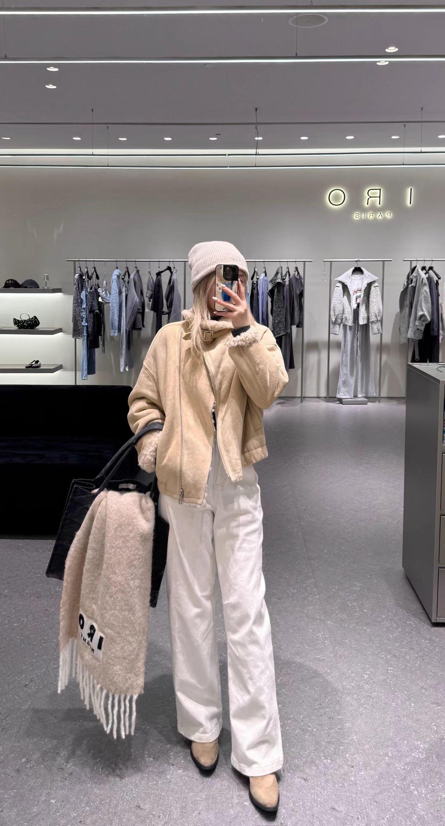 NO:607135,The milk tea color environmentally friendly fur is so good. I want to keep one for myself. It is very light and warm. It is made entirely of wool inside. The most important thing is that the price is very good!  ,,alexander wang19860909奶茶色的环保皮草太乖了 我都想自留一件 很轻盈又保暖 内里全羊毛的材质 关键是价格很香！,,alexander wang,Women's clothing