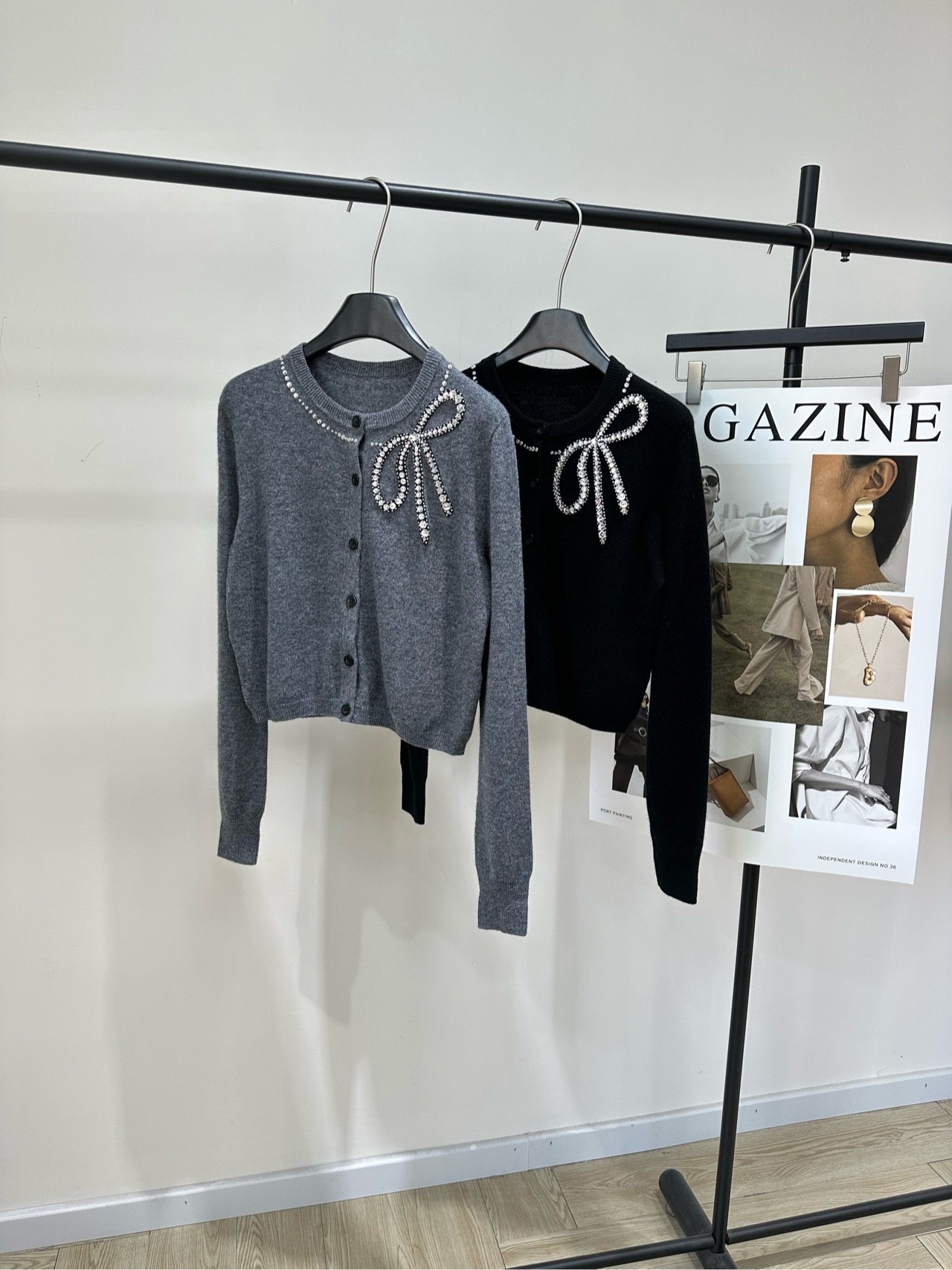 NO:607141,[JR diamond bow round neck knitted cardigan], made of wool blend, color gray, black JORYA bow knitted cardigan, wool material is soft and skin-friendly, super comfortable to wear in autumn and winter! The bright diamond bow design on the neckline is exquisite and elegant, full of French romantic atmosphere. The gray color is versatile, easy to wear for commuting, dating, and daily life. It goes well with skirts or jeans. The short cut makes you taller and slimmer. A must-have for early autumn, practical and fashionable! Flat size  S Shoulder width 36, bust 86 stretch, length 39, sleeve length 63 M Shoulder width 37, bust 90 stretch, length 40, sleeve length 64 L Shoulder width 38, bust 94 stretch, length 41, sleeve length 65 Manual measurement will have an error of 2 to 3cm, which is within the normal range,,skirts,jeans,alexander wang19860909【JR钉钻蝴蝶结圆领针织开衫】 ,面料羊毛混纺 颜色灰色、黑色 JORYA蝴蝶结针织开衫,羊毛材质 柔软亲肤,秋冬穿超舒服! 领口亮钻蝴蝶结设计,精致又优雅 法式浪漫氛围感拉满 灰色百搭,通勤、约会、 日常都能轻松驾驭,搭裙装或牛仔裤都很出彩 短款剪裁显高显瘦 早秋穿搭必备,实用又时髦! 平铺尺码 S肩宽36,胸围86弹力,衣长39,袖长63 M肩宽37,胸围90弹力,衣长40,袖长64 L肩宽38,胸围94弹力,衣长41,袖长65 手工测量会有2～3cm误差属于正常范围,,skirts,jeans,alexander wang,Women's clothing